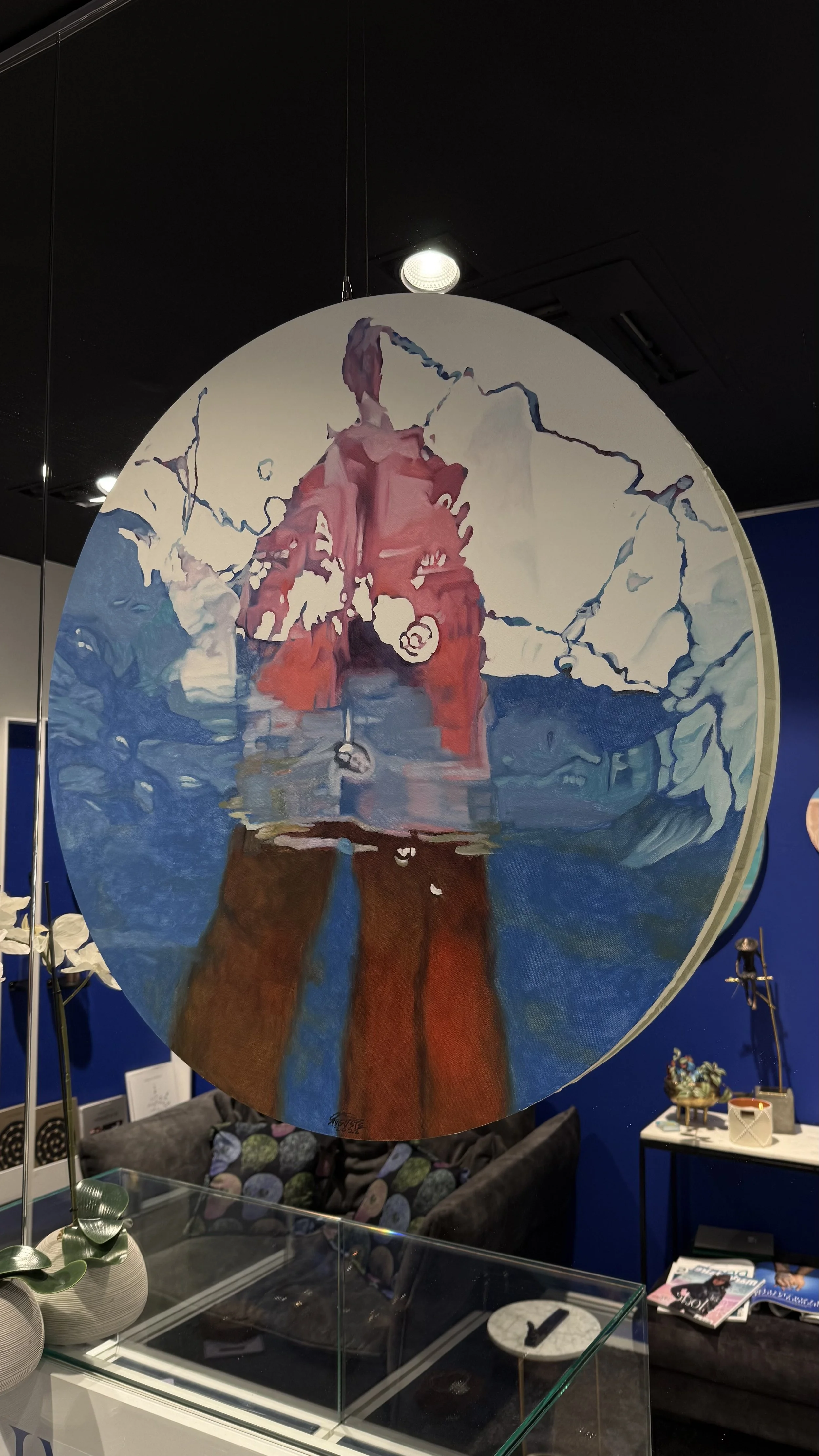 Peinture abstraite représentant un cheval rouge placé dans l'eau, avec des lignes et formes déstructurées autour et derrière, sur un fond clair.