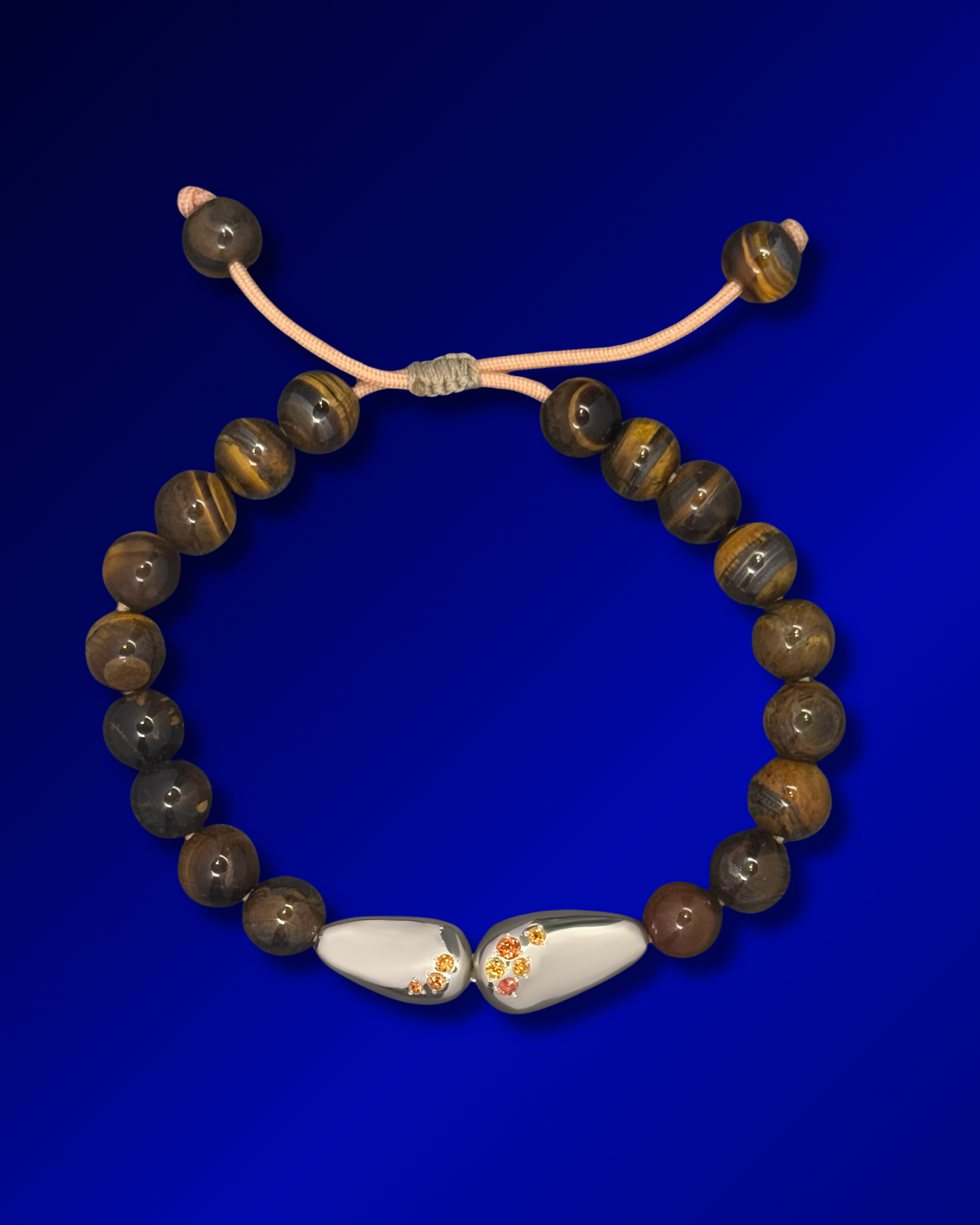Bracelet GALETS argents et gemmes précieuses, sur fond bleu