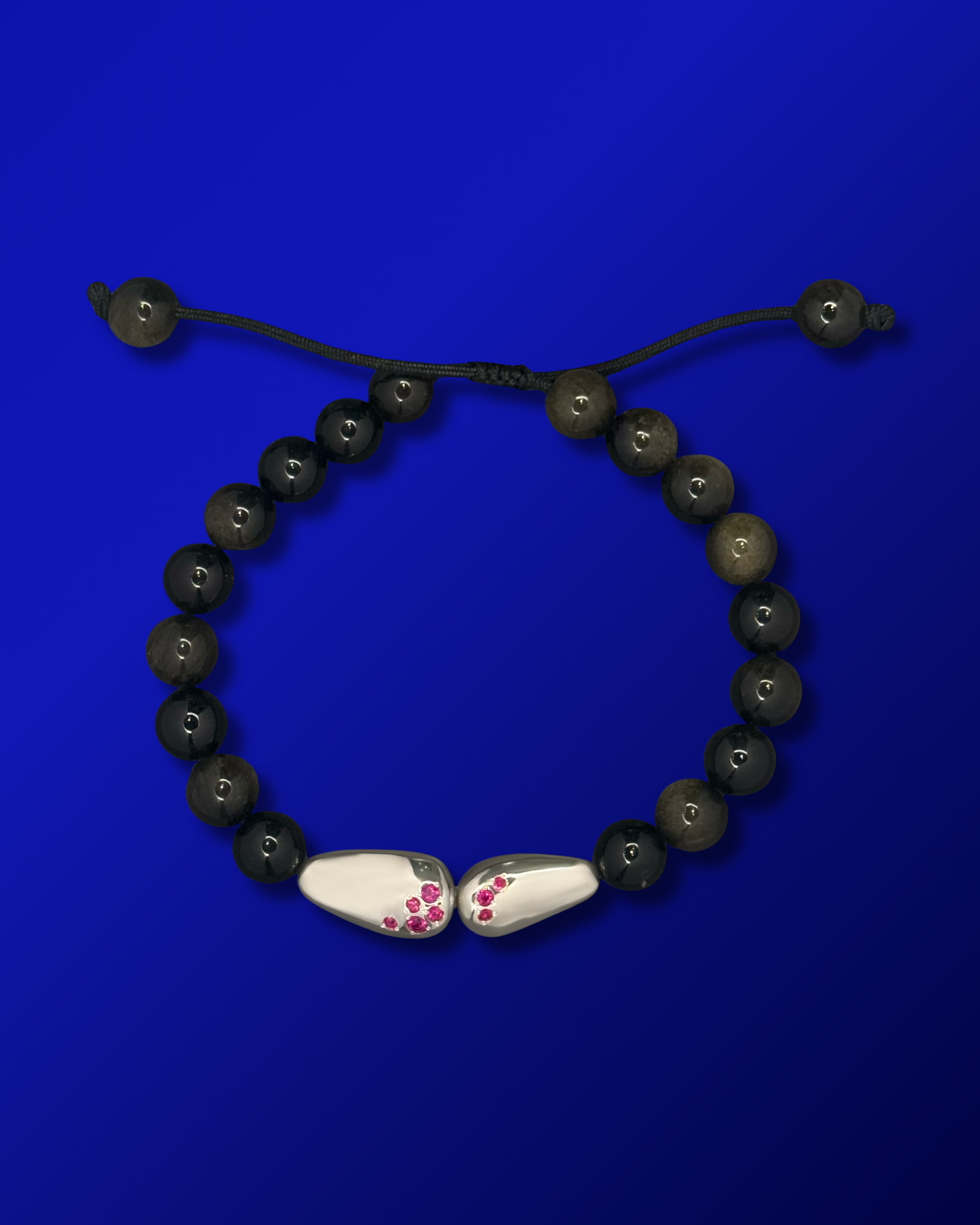 Bracelet GALETS argents et gemmes précieuses, sur fond bleu