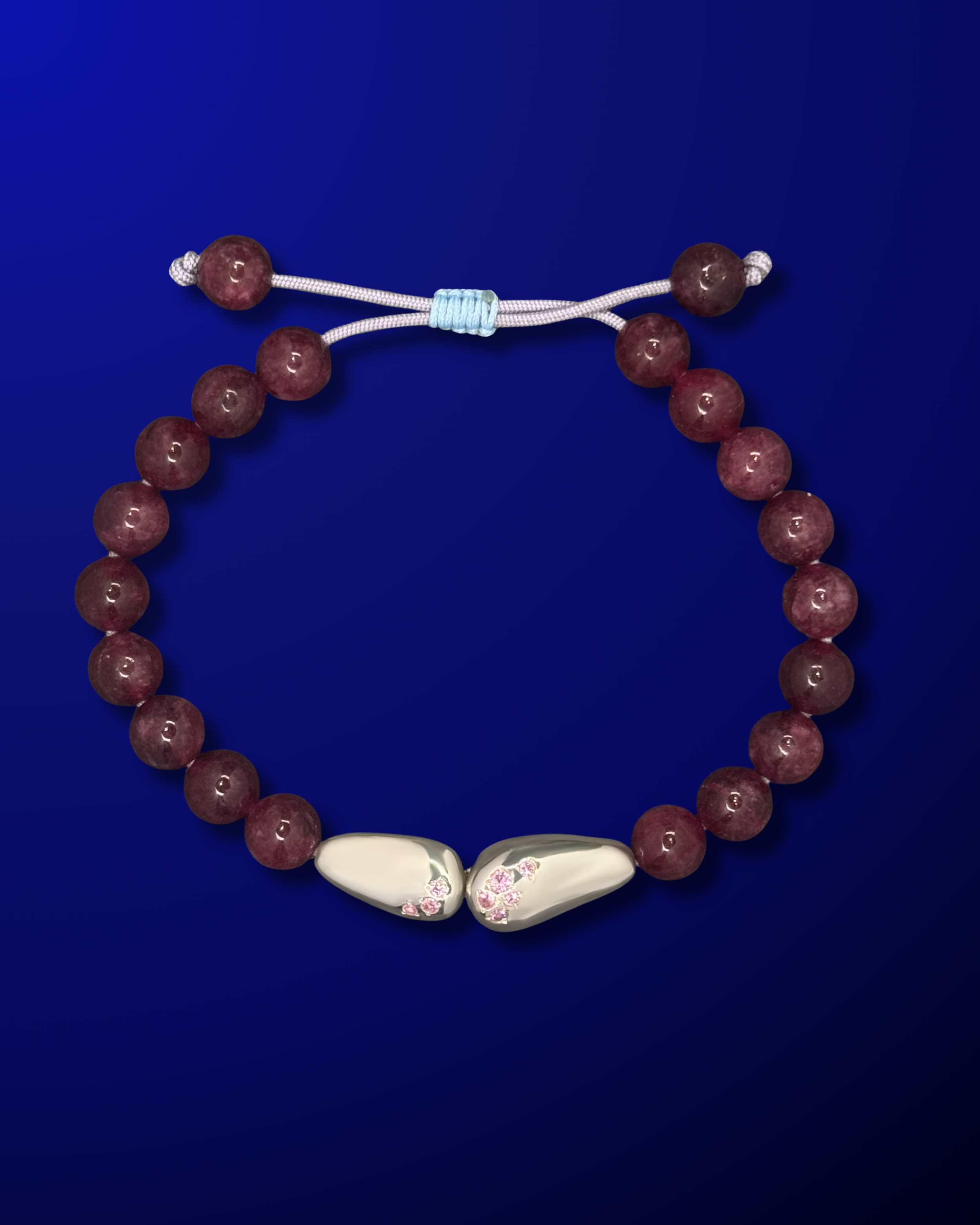 Bracelet GALETS argents et gemmes précieuses, sur fond bleu