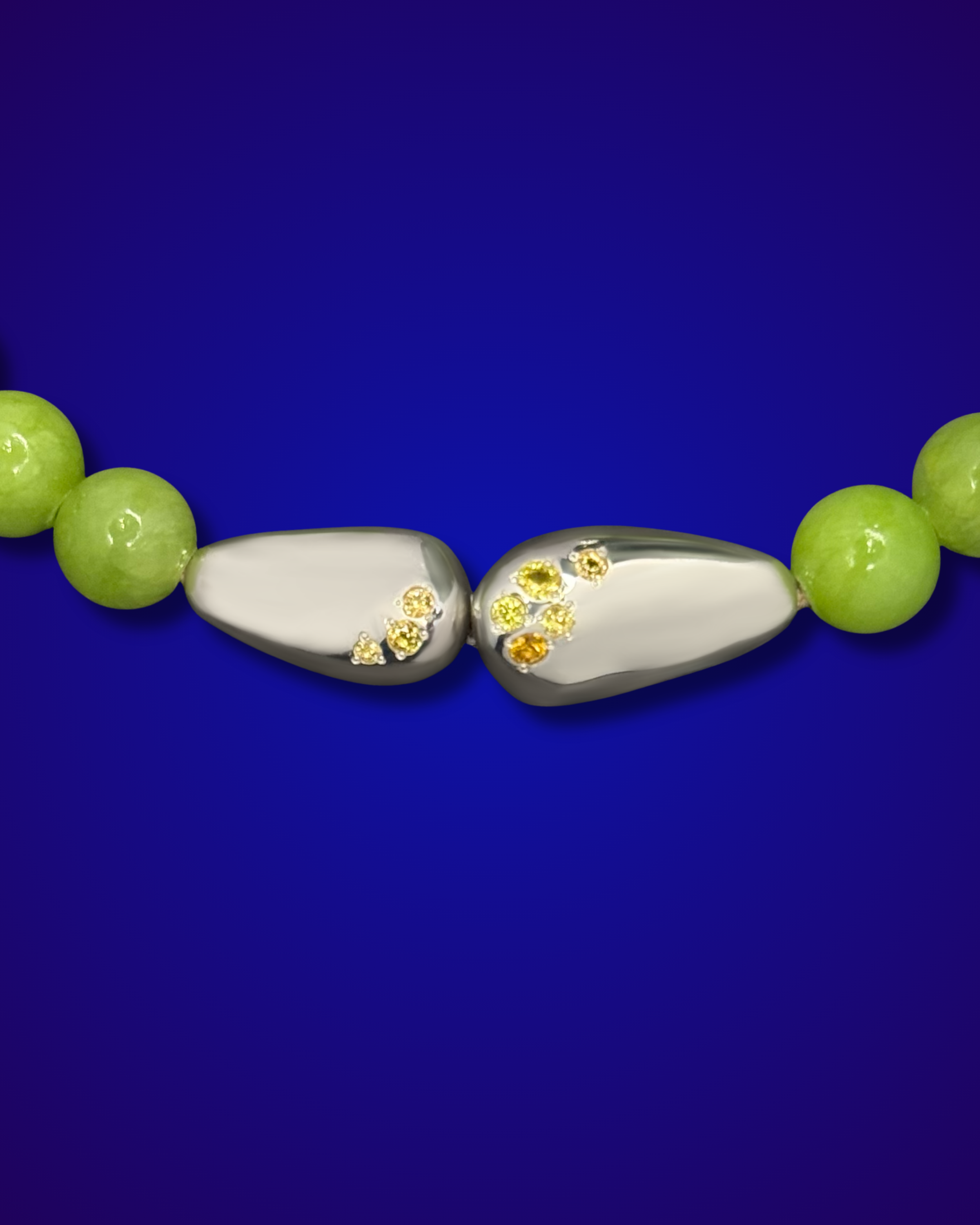 Bracelet GALETS argents et gemmes précieuses, sur fond bleu