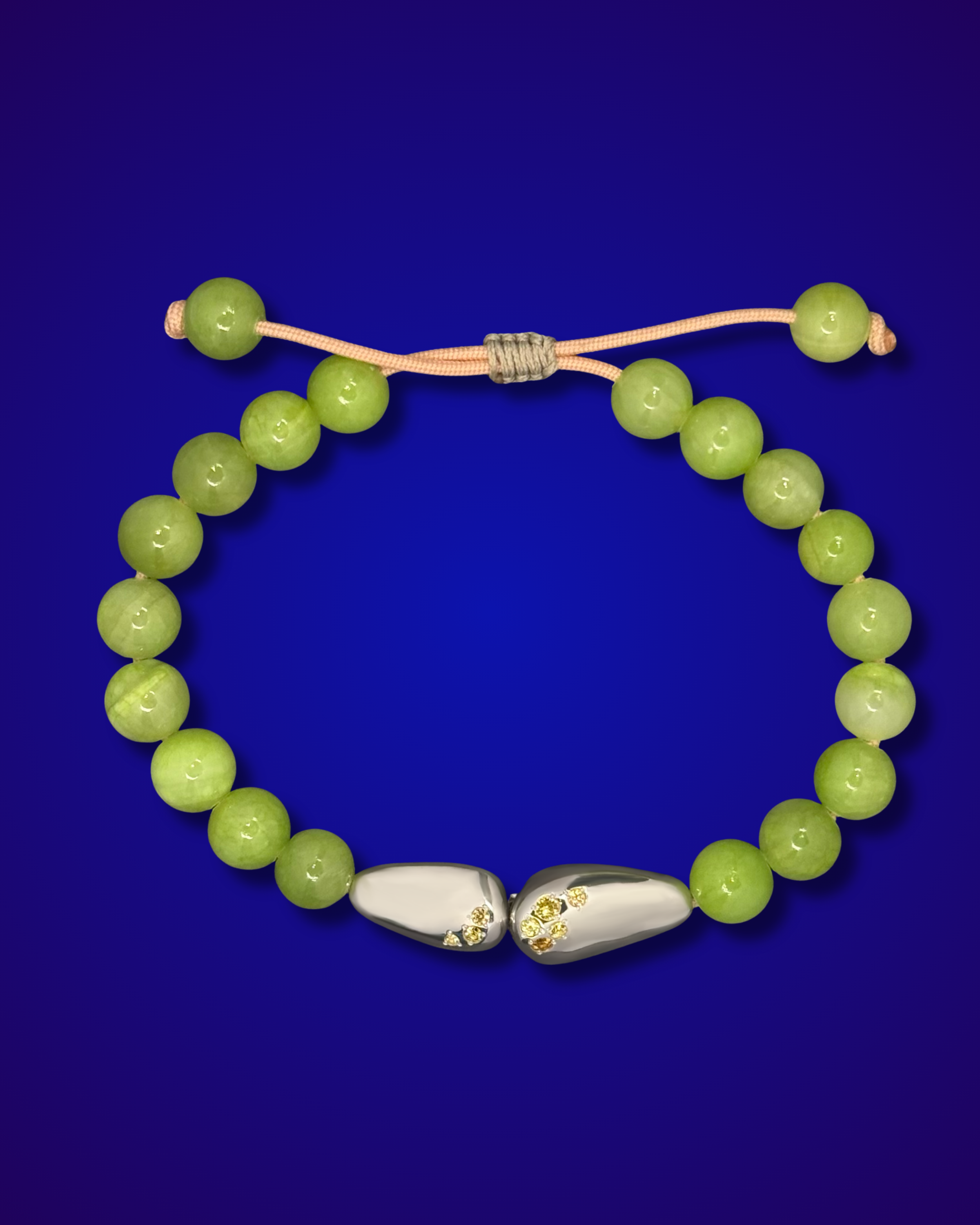 Bracelet GALETS argents et gemmes précieuses, sur fond bleu