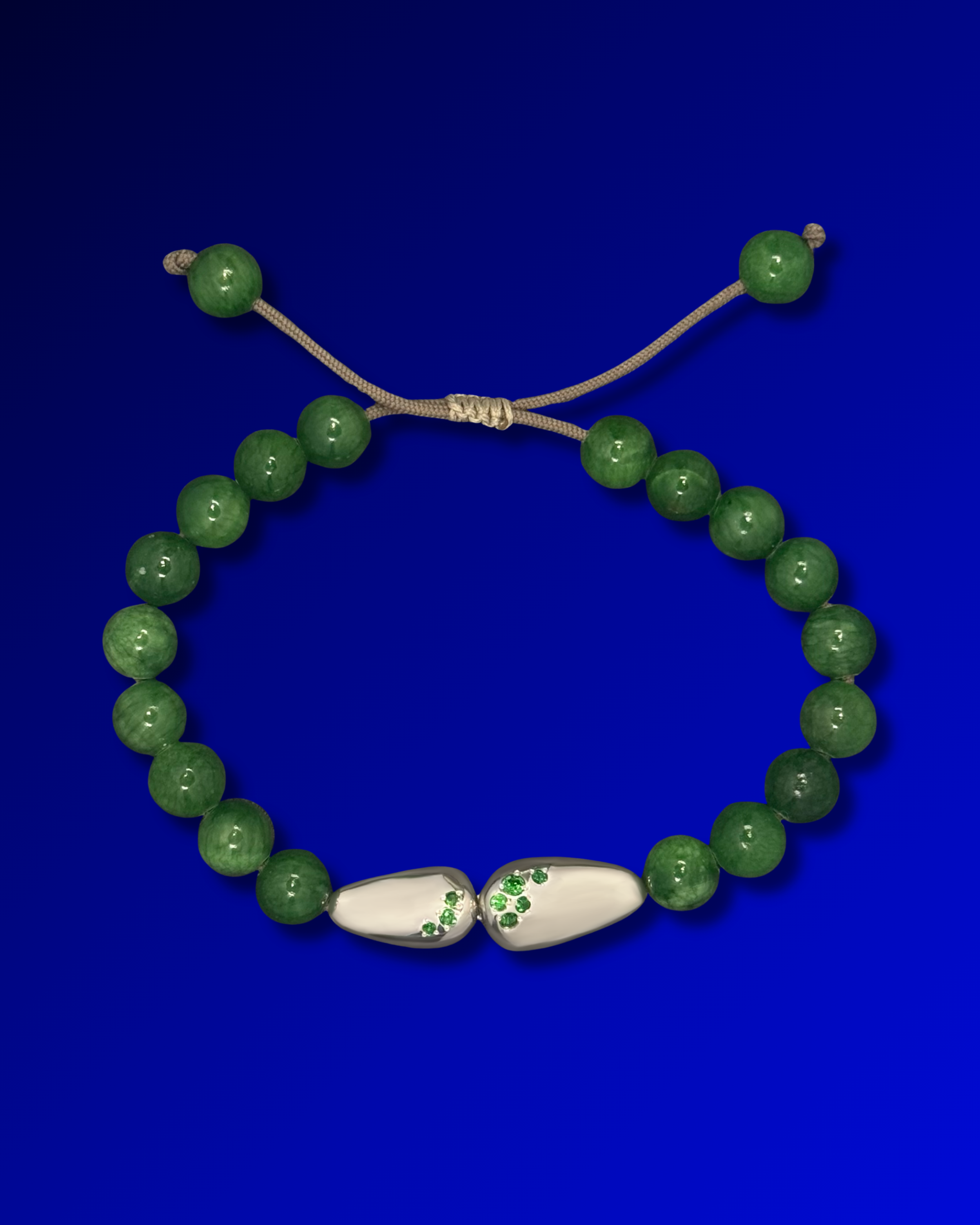 Bracelet GALETS argents et gemmes précieuses, sur fond bleu