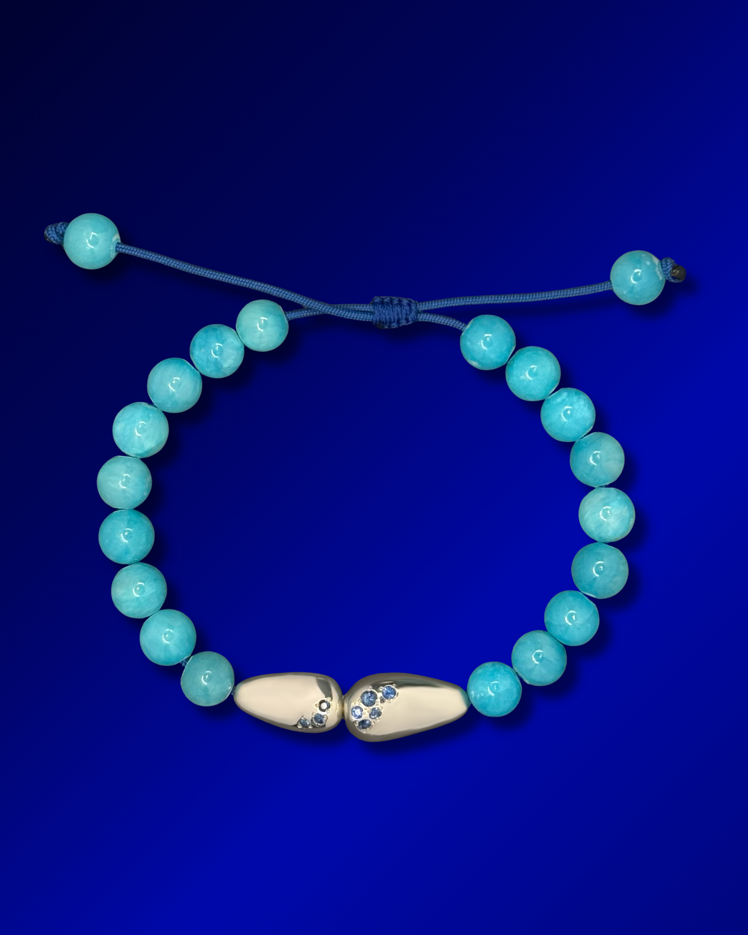 Bracelet GALETS argents et gemmes précieuses, sur fond bleu
