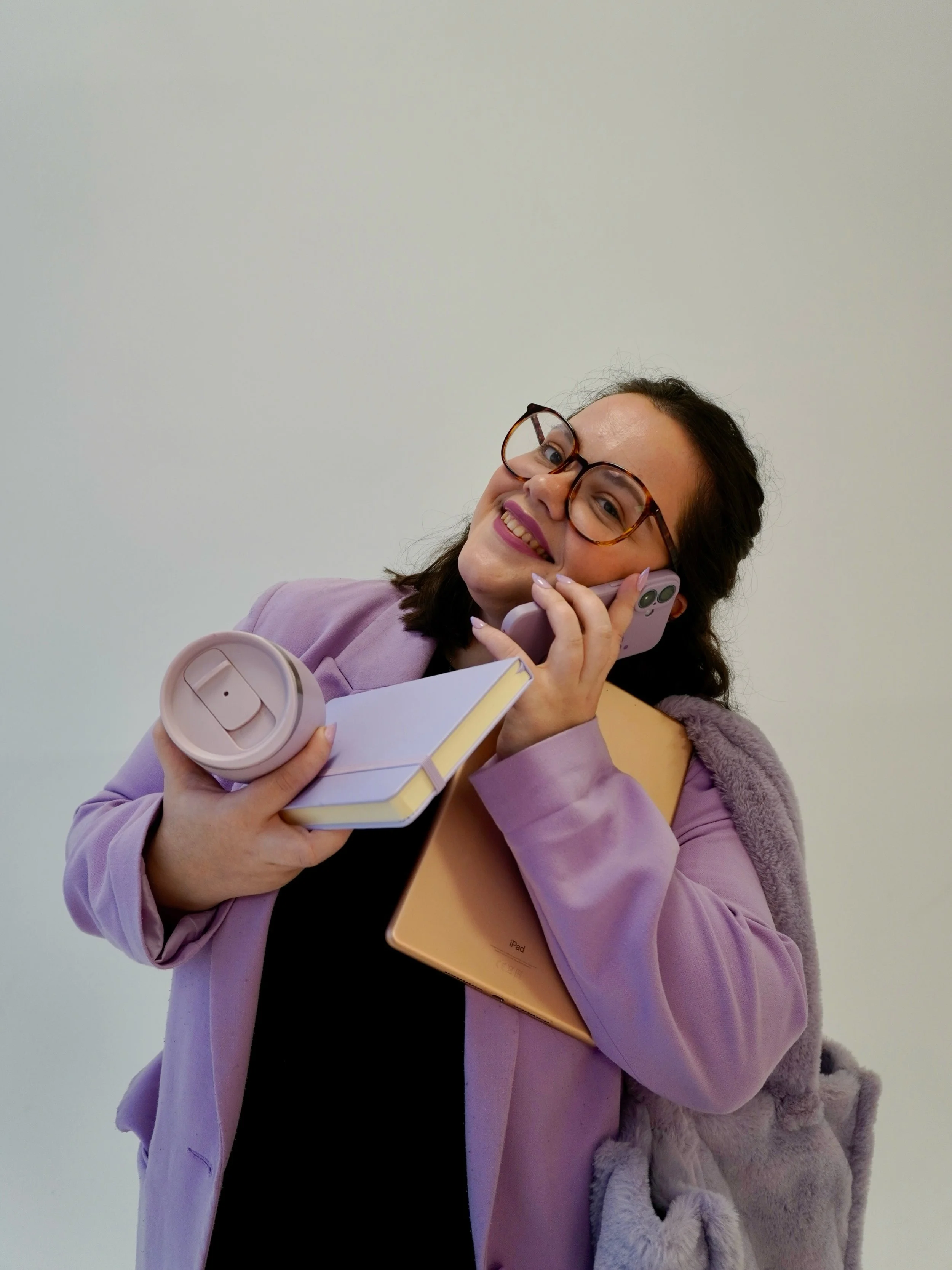 This photos sum up my every day🤹🏻&zwj;♀️

Trying to reply to messages whilst remembering an idea I had earlier. Carrying around a notebook full of plans, an iPad full of half-finished thoughts and a to-do list that somehow keeps growing faster than