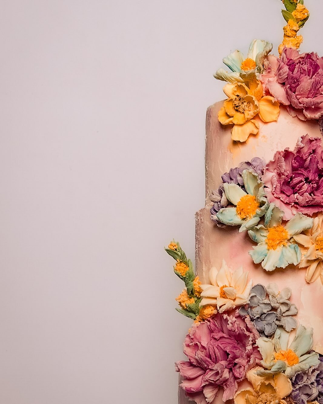 You&rsquo;ll never forget the cheers that raise the roof when you cut your wedding cake. It&rsquo;s a moment that signals the end of the ceremonial proceedings and kicks off the party!!!

This wedding cake was created with white chocolate ganache usi