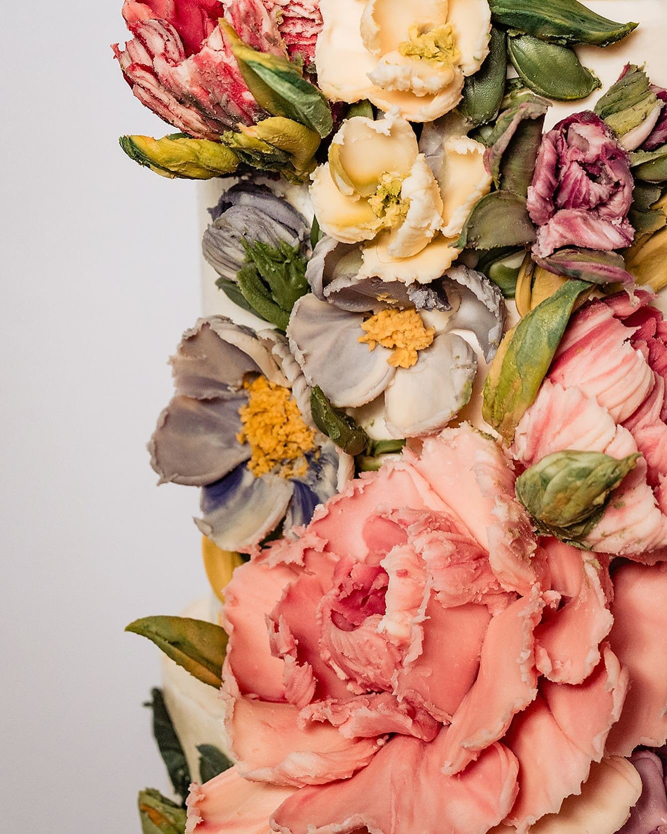 These flowers are sculpted with delicious white chocolate ganache using palette knives. I use this technique to decorate all my wedding cakes so I can  offer floral cakes that are entirely edible and stable. I can match your wedding flowers and deliv
