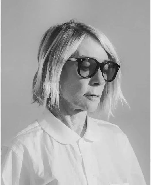 Kim Gordon, play me 