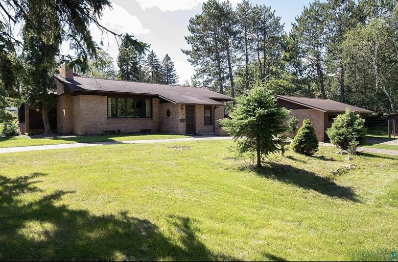 We love the clean lines, warm woods, and timeless charm of mid-century modern homes. 

When we stage these spaces, we lean into their character, blending vintage-inspired pieces with soft textures and subtle contrast to highlight their best features 