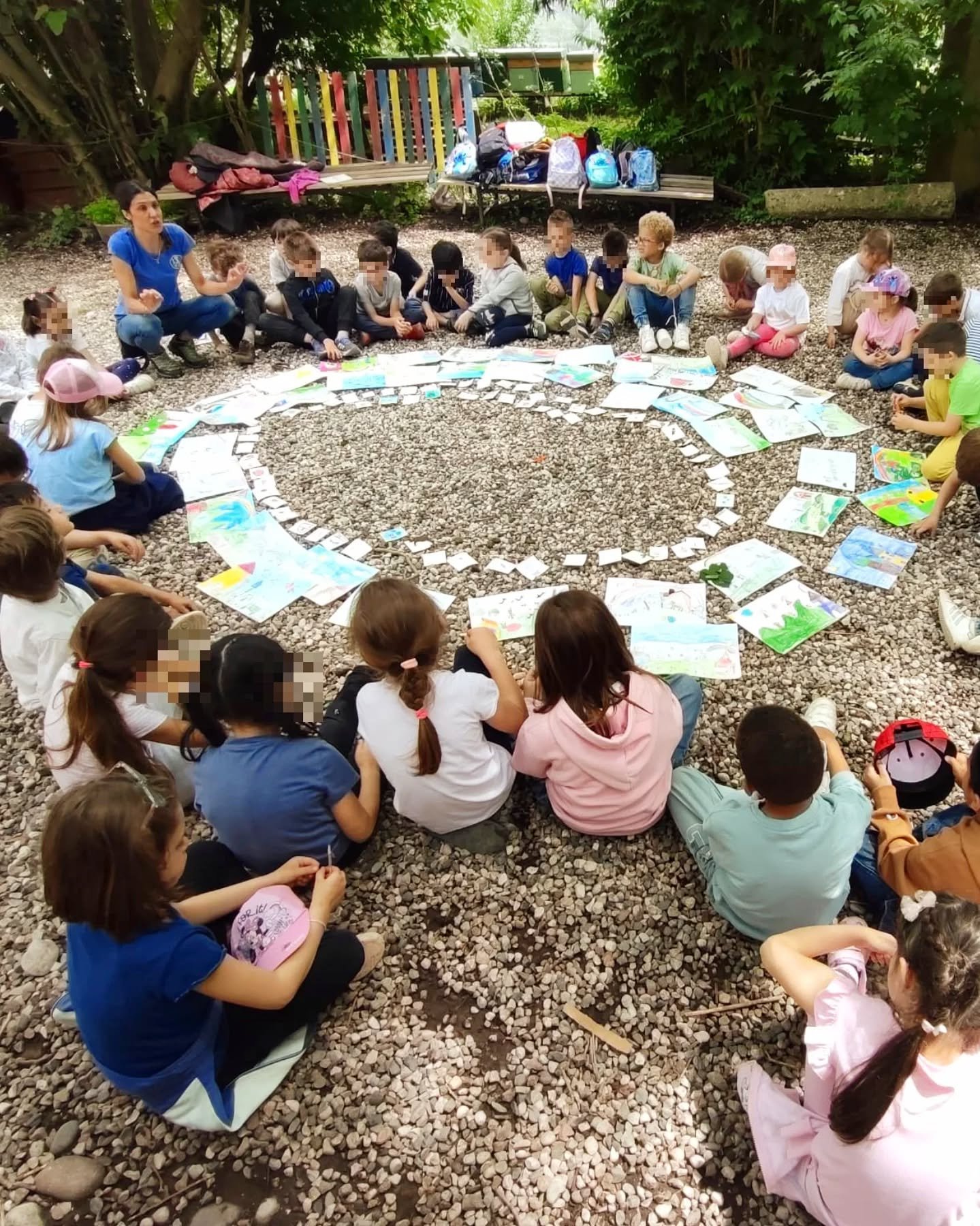 🍀
Percorso didattico 
B...come biodiversit&agrave;!
🍀
Abbiamo osservato attentamente tutto ci&ograve; che si &egrave; presentato ai nostri occhi: piante, erbe, animali, insetti, api, fiori, terra, frutti.

Tanti diversi protagonisti - ognuno con le