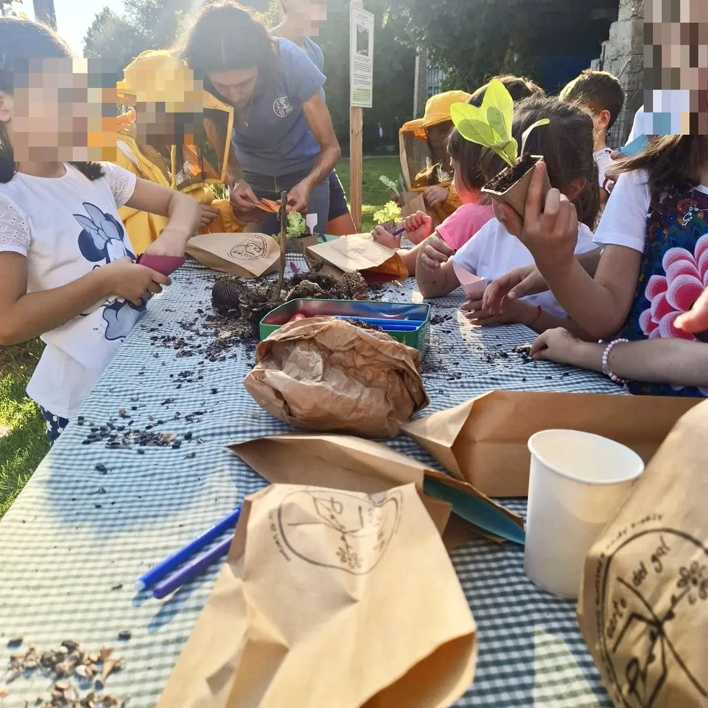 🌻
Siamo davvero felici che i nostri compleanni in Fattoria riescano ad esprimere in un pomeriggio la bellezza di un momento di festa.

Un momento di condivisione semplice e proprio per questo significativo e sincero.

E la semplicit&agrave; la ritro