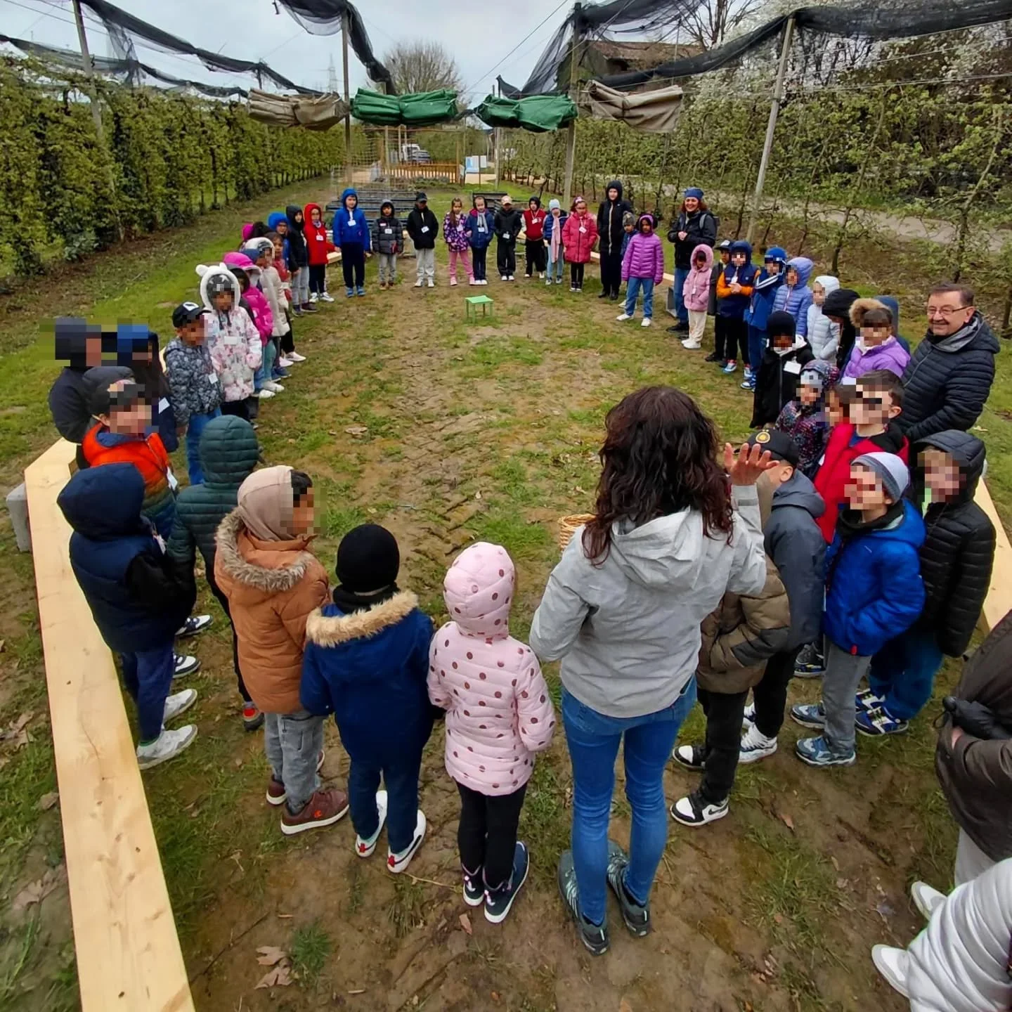 🌱
Oggi la nostra Fattoria &egrave; tornata ad essere scuola a cielo aperto.

Il valore didattico ed educativo della natura &egrave; il filo conduttore che lega tutto ci&ograve; che costuiamo e progettiamo passo dopo passo in Fattoria.

I bambini per