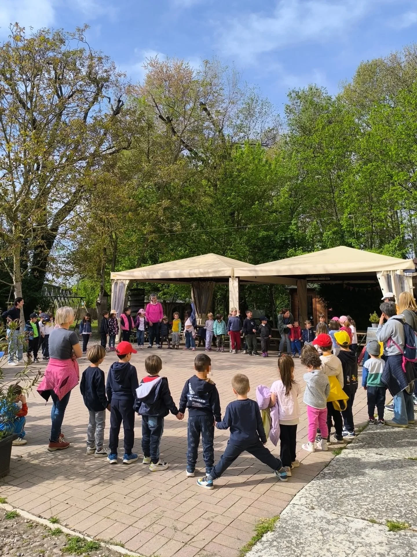 🍎
La primavera, l'ape, un fiore, un frutto: una mattinata dedicata a loro assieme a bambini e maestre.
🐝

Progetto didattico 
Che Meraviglia!

Scuola dell'infanzia 
Villa Colombare e Villa Are
Verona 

#ascuolainfattoria
#percorsodidattico 
#scuola