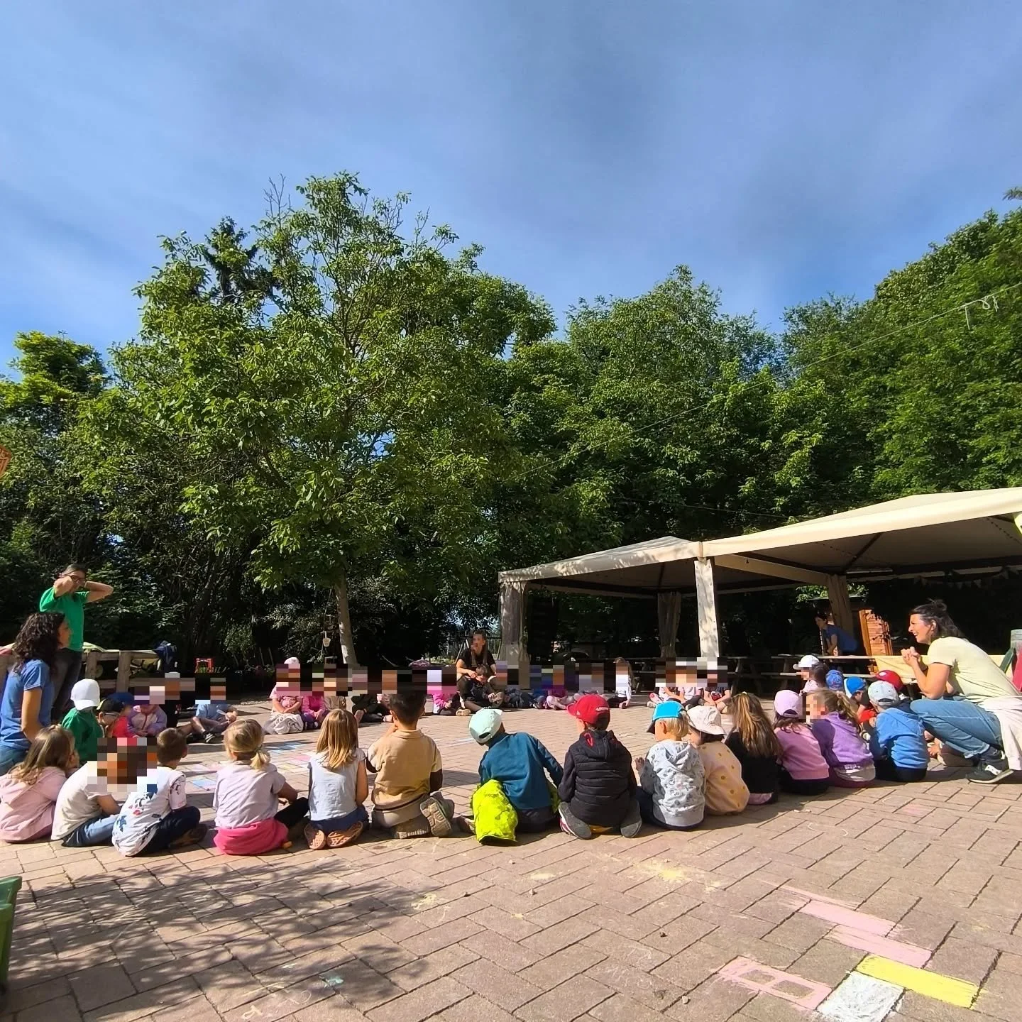🌱
&Egrave; stata una giornata particolare oggi in Fattoria.

Abbiamo avuto con noi i bambini e le maestre della scuola dell'infanzia di Castiglione: la scuola dell'infanzia del nostro territorio, il luogo nel quale siamo cresciuti.

Abbiamo rivisto 