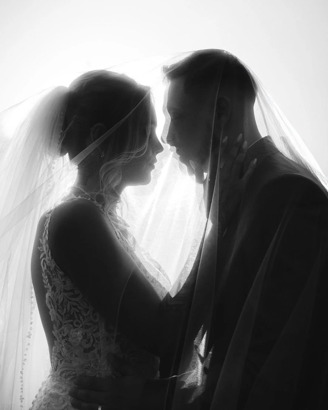 O casamento da Amanda & Tiago foi daquelas histórias que ficam mesmo no coração. ✨
Celebrado na belíssima Quinta da Morgadinha, entre abraços, risos e muita emoção — foi impossível n&a