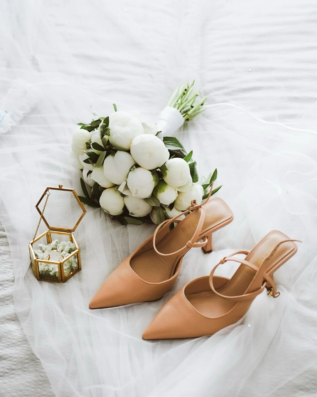 Quando pensamos num casamento, é fácil focarmo-nos nos grandes momentos — o primeiro olhar, os votos, a festa. Mas há algo de mágico nos detalhes: os acessórios que acompanham o dia e que, muitas vezes, passam