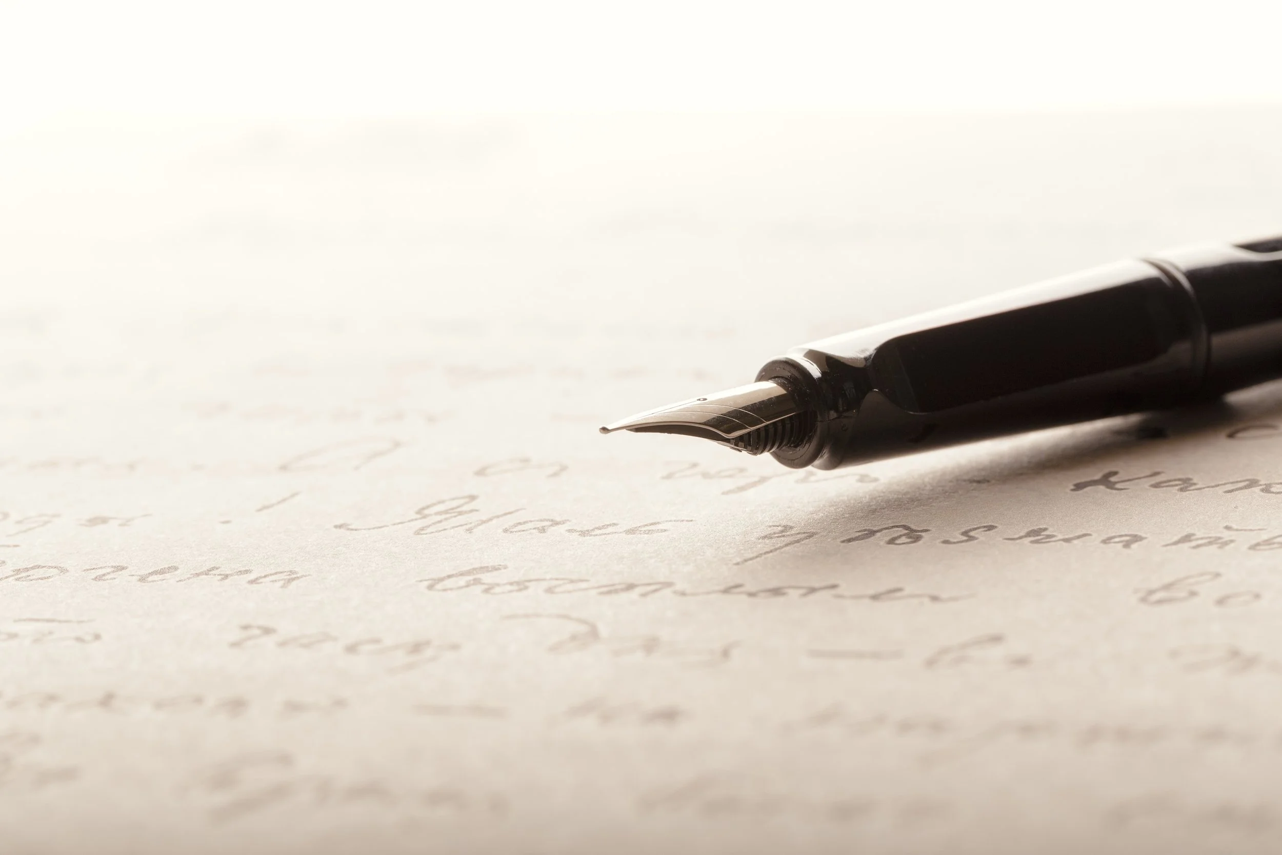 Füllfederhalter auf handgeschriebenem Papier