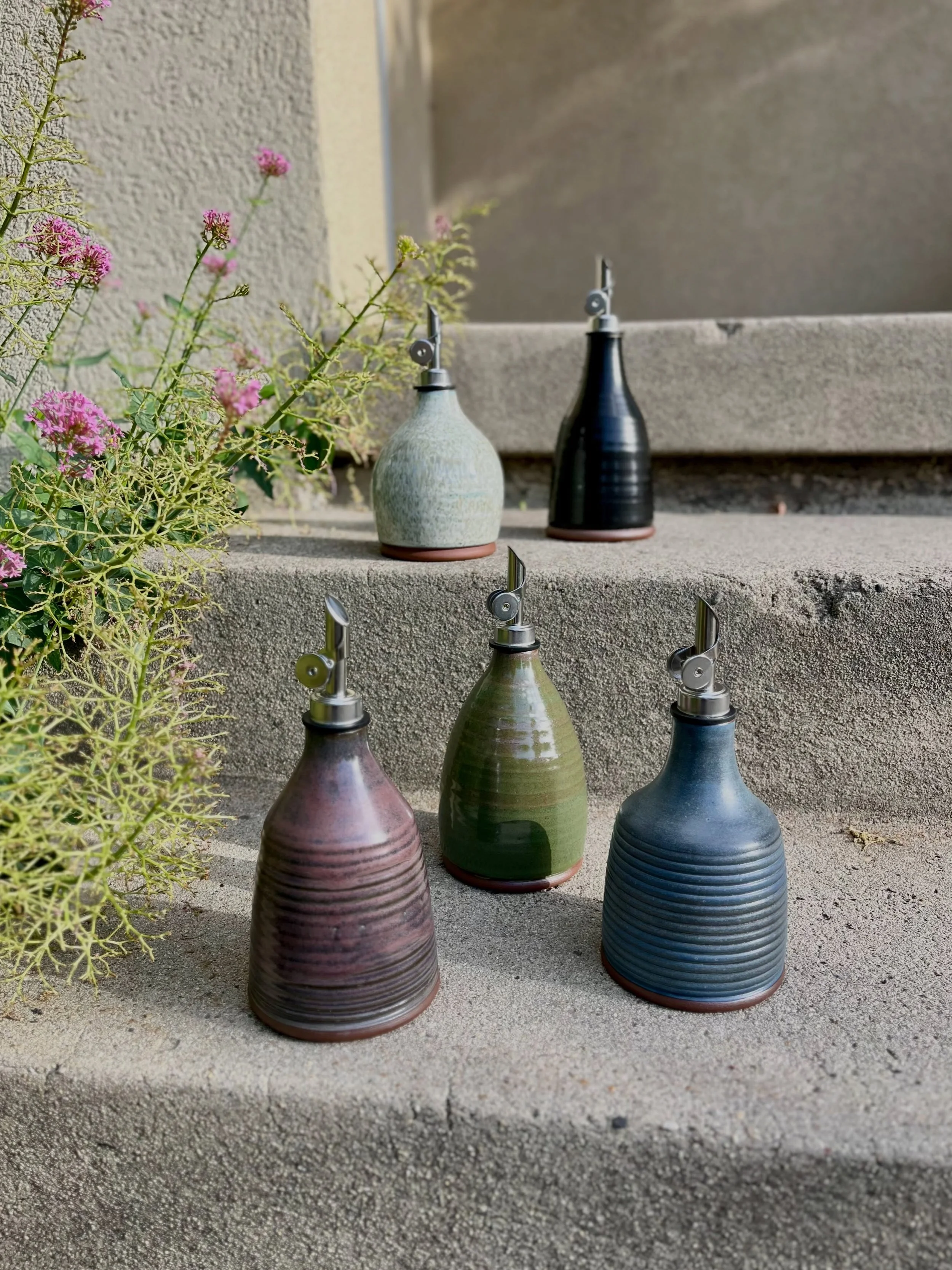 Oil bottles 🫒 #familyphoto 

Which shape/color combo is your favorite?