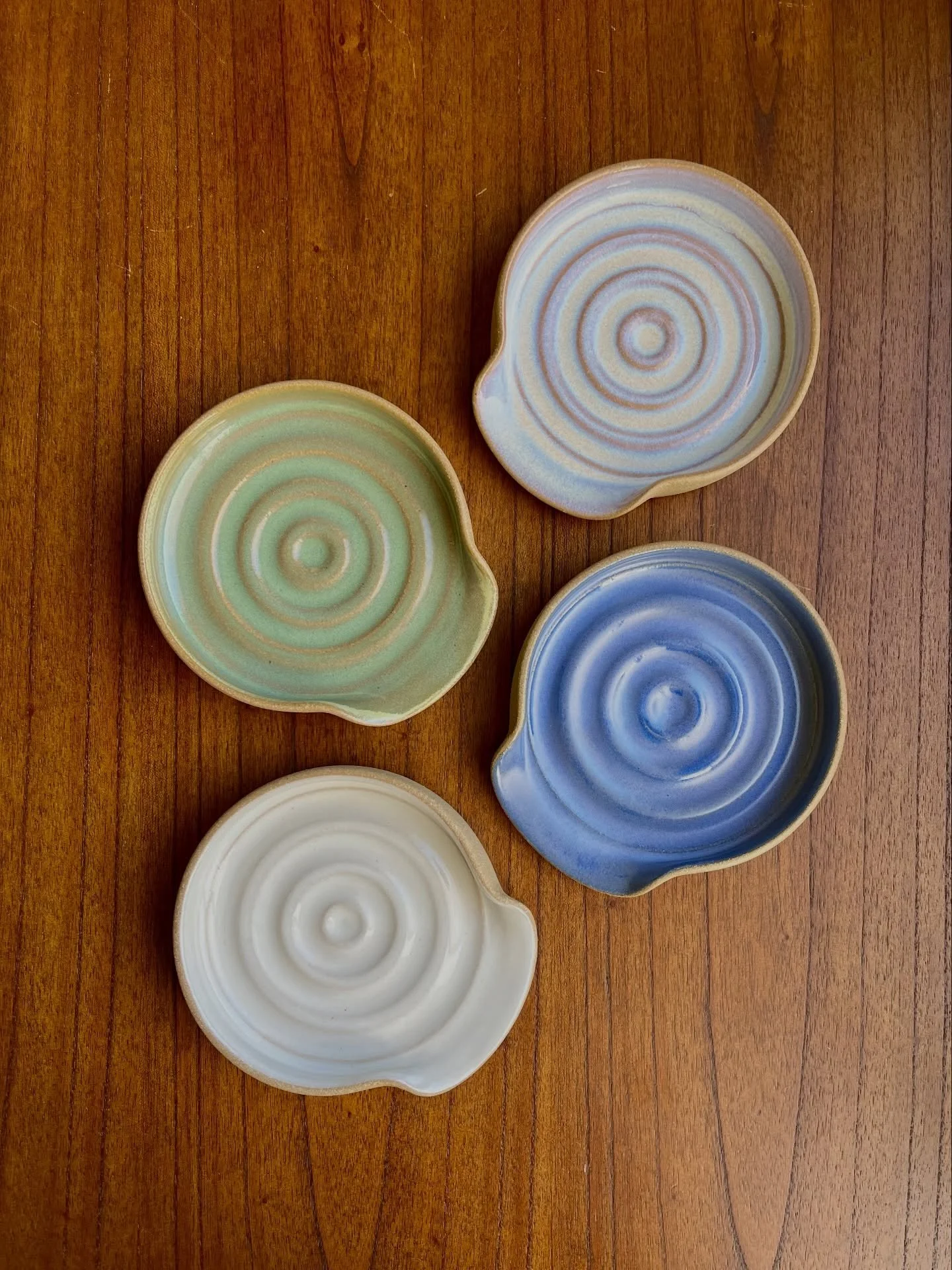 A new spoon rest design 🪐 I love the way the glazes break over the ridges and pool in the space between the concentric grooves. Which color is your fave??