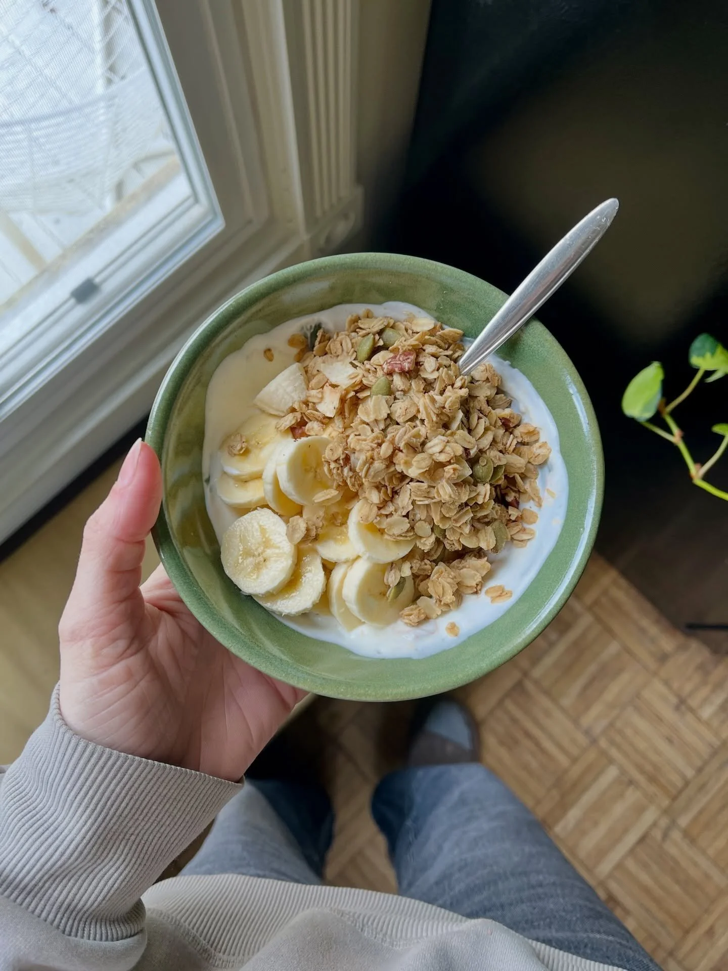 Yes, your yogurt will taste better in a handmade bowl 🤷🏼&zwj;♀️ 

Also topped with the best granola on earth! Spiced brown butter pecan by @granolagirlgranola has my heart
