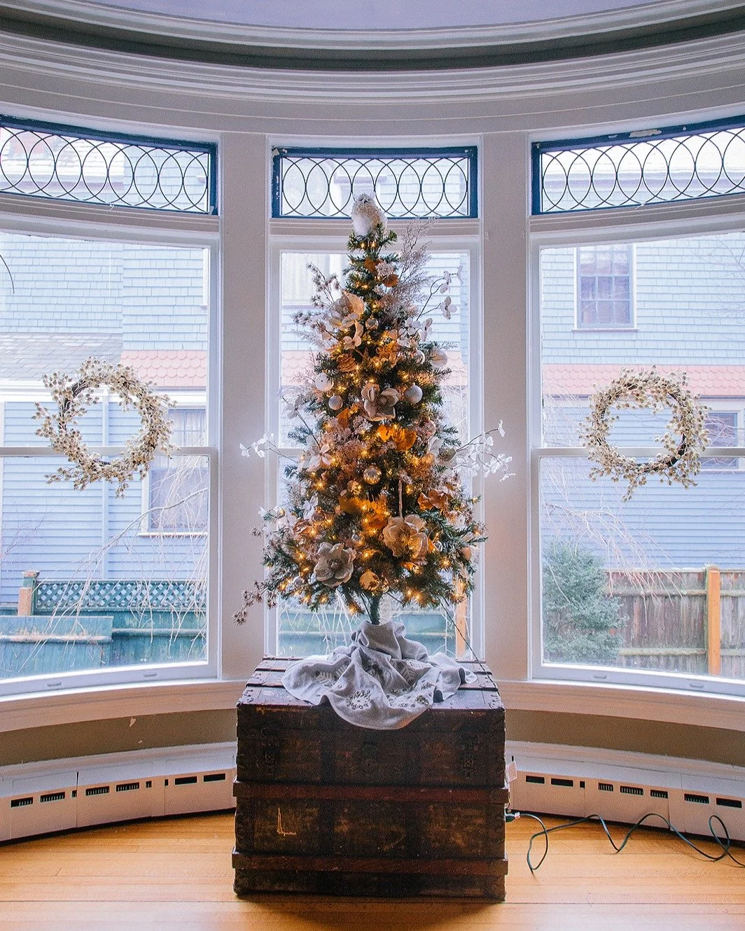 There's something special about the combo of historic details and the glow from warm Christmas lights that really make an old house shine. I hope everyone is having a merry and bright holiday season!! ✨❤️ Xox

I've been culling through some old photo