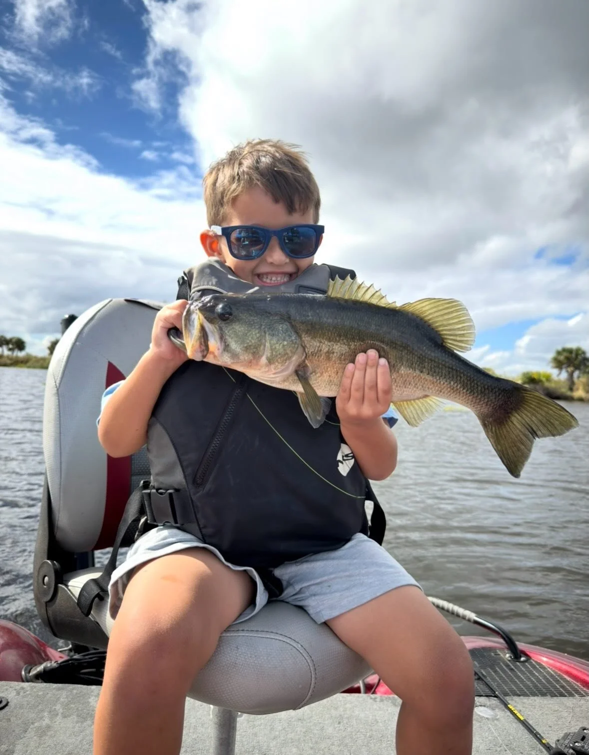 5 years old and giving his daddy @aidanolf a run for his money. 🎣 🙂

#takeakidfishing #largemouthbassfishing #bassguide #bassfishing #floridafishing