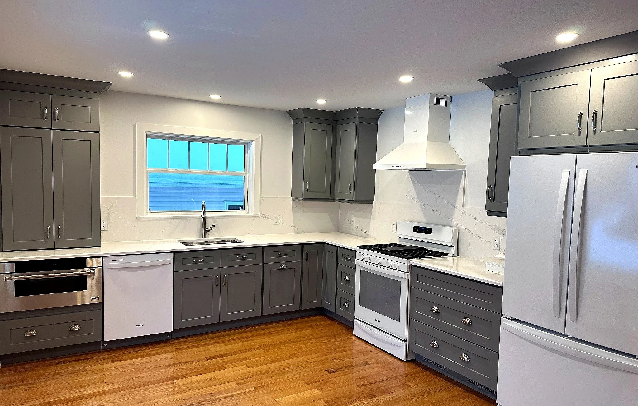 Quartz countertop with full-height backsplash in Owen Sound kitchen renovation