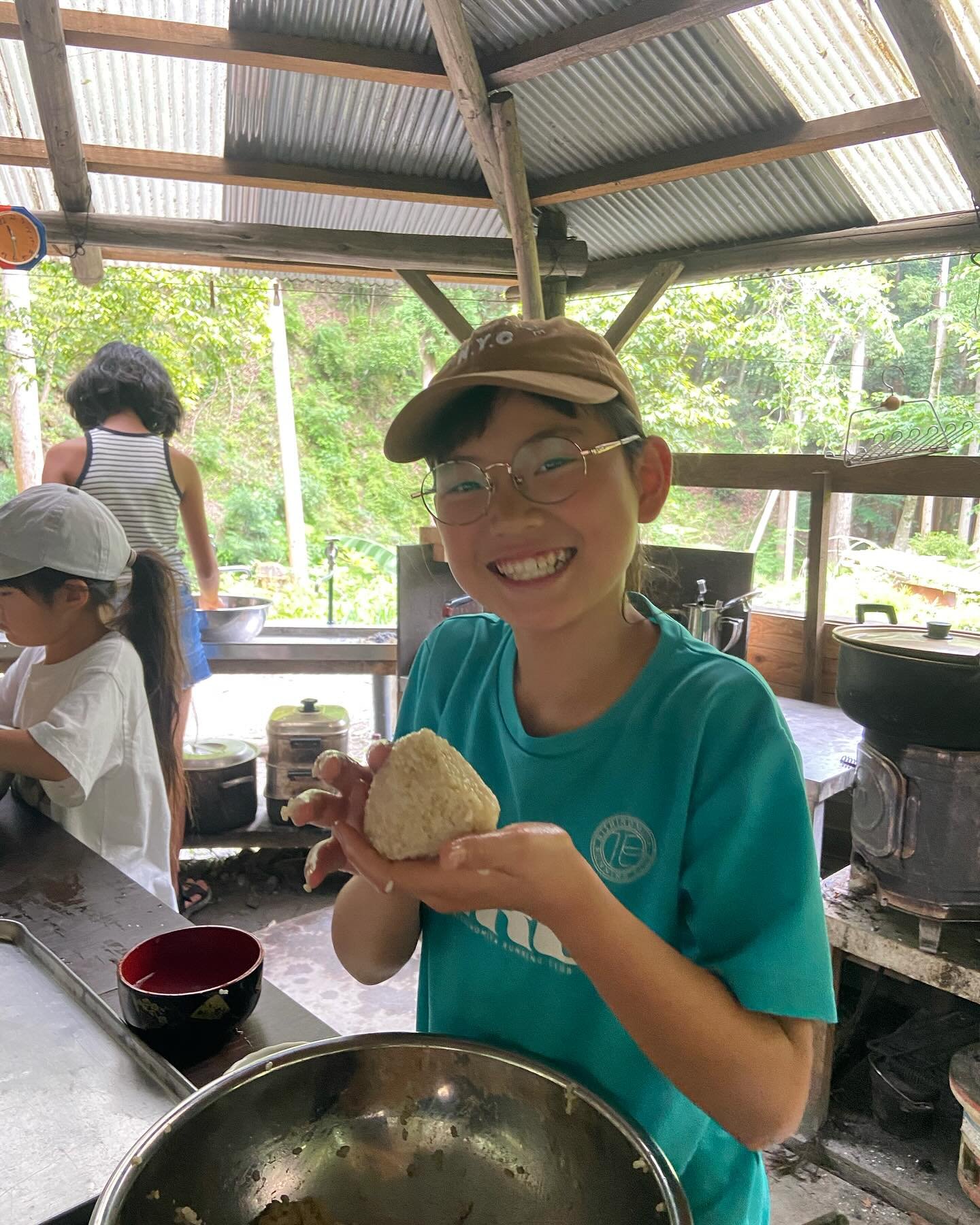 6月19日（木）
🌱子どもキッチン🌱

ニョッキ！おにぎり！カレー！！

3つのメインが奇跡のコラボレーション💫笑

ニョッキはオリーブオイルと塩胡椒でシンプルに⚪︎
ニョッキをカレーに付けて食べてもよし、おにぎりとカレーで食べてもよし、カレーをそのまま飲んでもよし◎

ちなみに、ニョッキのじゃがいもはみっけガーデンで採れたものです🥔♡

作りたい！と思ったものをとにかく作る子ども達のパワーが眩しい🔆

☀︎

今回の挑戦状は【刃物を使わない】&hellip;
包丁もピーラーも使えない