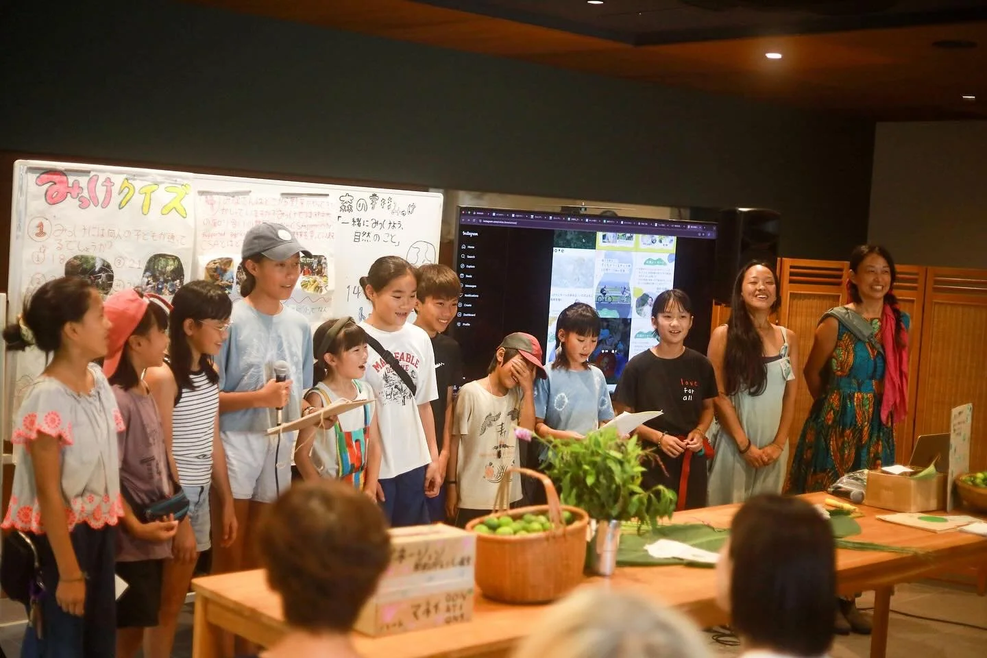 .
🌏✨19時間フェリーに乗って東京・下北沢で開かれた気候変動イベントに参加してきました!
9/12 船の上で準備スタート🚢
看板づくりや台本作りにリハーサル。みんなで知恵を出し合って、笑ったり悩んだり…準備からすでに大冒険。
9/13 本番当日🌿
自分たちで考えたテーマ「一緒にみっけよう、自然のこと」をもとに発表。
どうして野菜中心の食事なのか、
なぜ学校として農家さんをサポートしているのか、
どうしてコンポストトイレを使っているのか、
自分が毎日している毎日の暮らしや