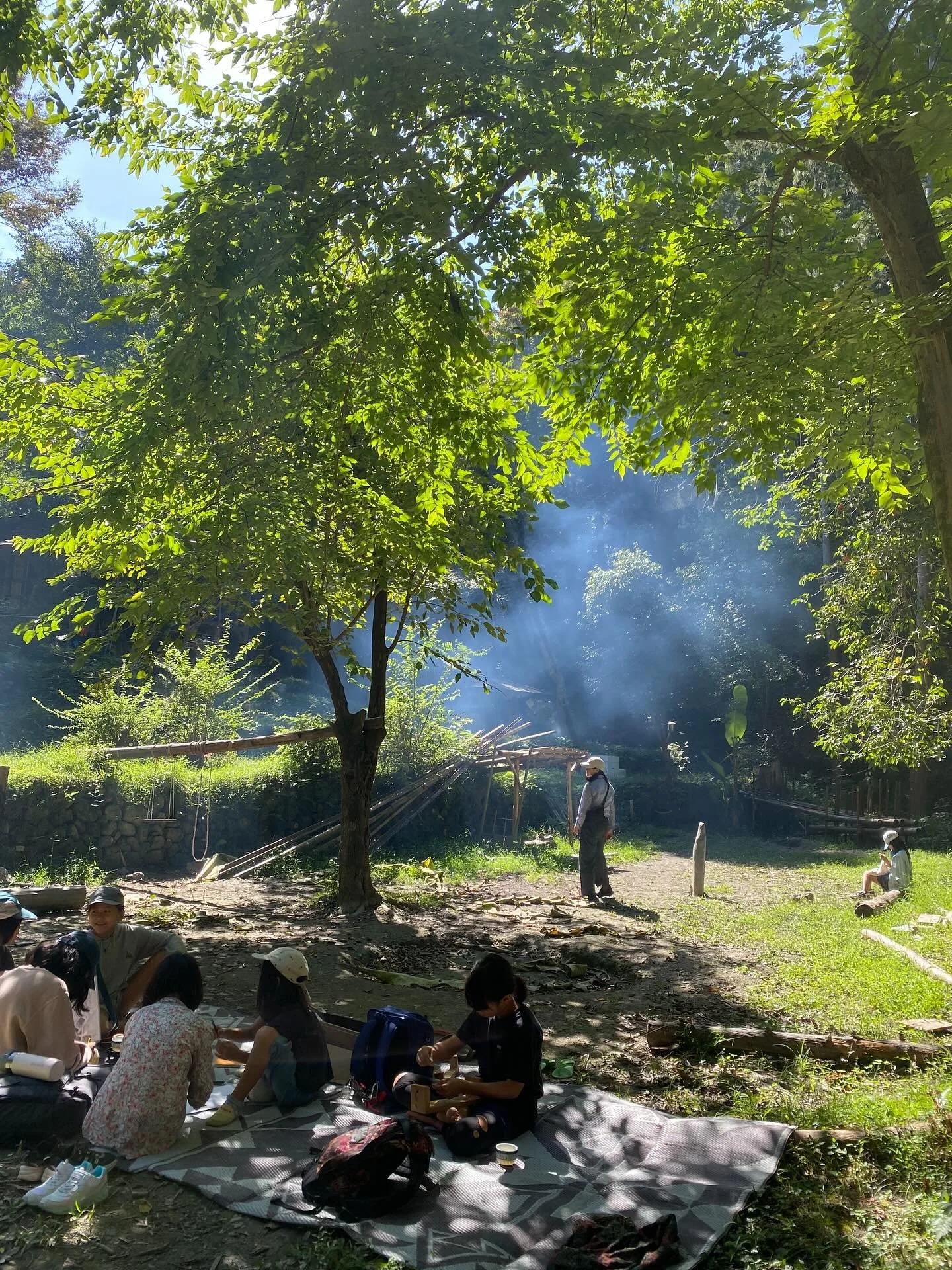 .
神山マルシェに向けて動き始めたここ数ヶ月
「今年も出たい?」と問うと、
「出るでしょ!出ないわけない!」と子どもたち
それなら流れに身を任せてみよう
何を売るかは決まった。
グループも決まった。
グループごとにリーダーも決めた。
舵を取り始めるも… あれれれれ。
中々本腰入りきらないまま時間ばかりが過ぎてゆく。
「楽しい楽しいマルシェタイム〜!」
とマルシェについて話を進める場をもうけるも
「まだ終わらないのー?😩」
と不服そうな声があがってくる
みんな、出たいんじゃ