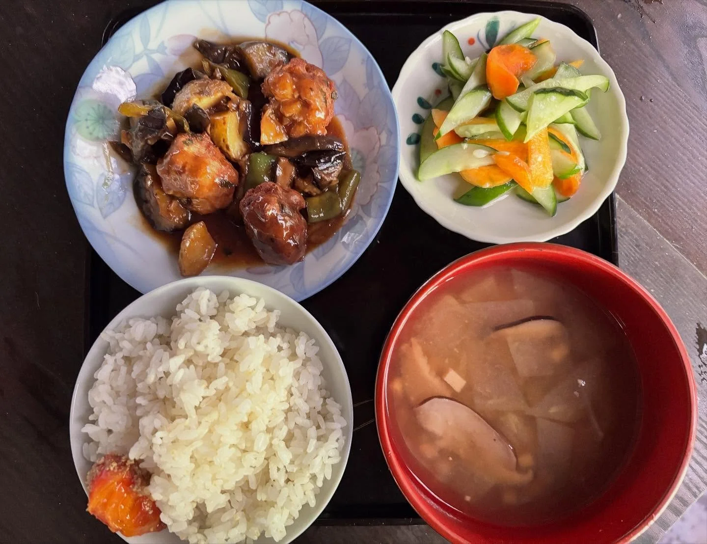 2025年10月23日(木)
秋を通り越して冬の始まりのようなみっけキッチンです。
「温かくなるメニューにしたいね〜」と話すも、野菜たちはまだ夏の顔ぶれ。
手伝いに来てくれた保護者Kちゃんのアイデアで、
ヴィーガン仕様の酢豚になりました🍚✨
帰り、みっけのフィールドから上がって、
太陽の光があたる道にくると、
あったかい太陽の光に揺れるススキの穂がとてもきれいでした🌾
本日のメニュー
・大豆ミートと切り干し大根の肉団子酢豚
・胡瓜と柿のジンジャーサラダ
・冬瓜と高野豆腐の味噌汁
・柿