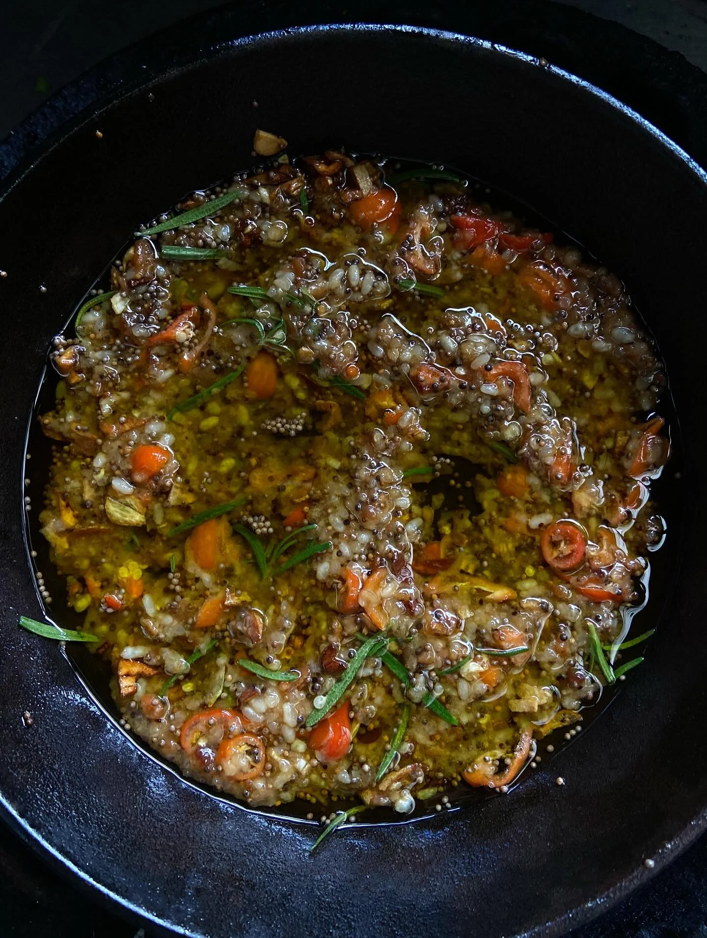 10月24日(金)
マサイ族がみっけに遊び来てくれた日✴︎
朝のみっけガーデンでは、柿、かぼちゃ、ツルムラサキ、ローズマリー、ビキーニョを収穫🐒
柿は瓶に詰めて柿酢に、
ツルムラサキはお味噌汁に、
かぼちゃと根菜類をローズマリーと共に蒸して、
ビキーニョ、塩麹、味噌、ニンニク、オリーブオイル、マスタードシードを煮詰めたソースに絡めて、ほくほくのホットサラダにしました❤️‍🔥
(写真1枚目がそのソース、写真を見返すだけであの香りを思い出す❤︎)
余ったお米はまるめて揚げて、