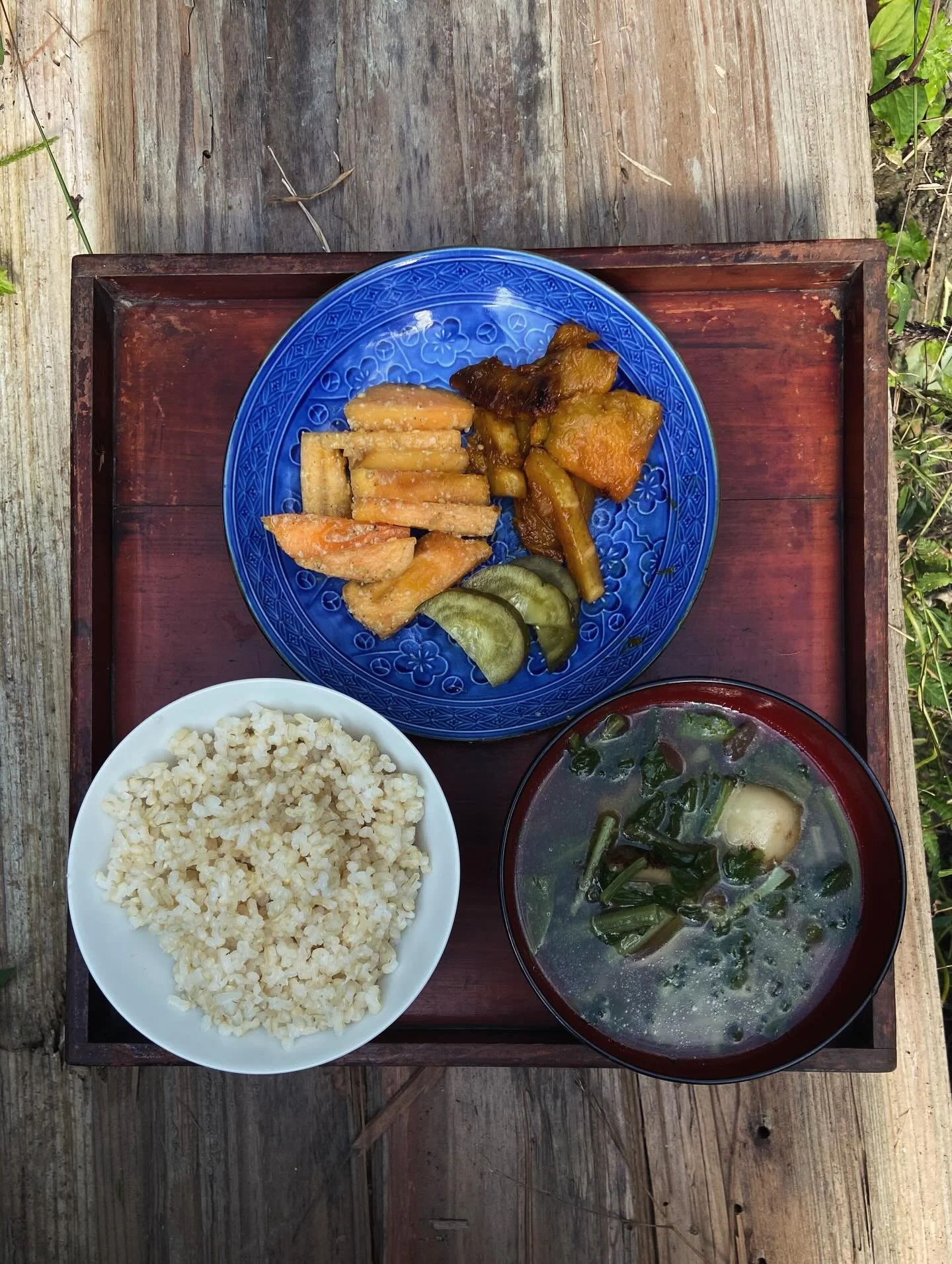 10月30日(木)
今日はみんなで神山高専に遊びに行くため、いつもより早めのお昼ごはん!
農家さんからたっっぷり届いた葉物やさい、
油で炒めてからお味噌汁に🥬
炒めることで辛味が抜けて食べやすく、旨味も加わると教えてもらい実践したところ、本当に美味しいお味噌汁ができました〜❤️‍🔥
里芋、さつまいも、昆布、大浦太ごぼう、かぶ菜‥具沢山お味噌汁✴︎
かぼちゃは醤油で炒め、醤油の香ばしさとかぼちゃの甘味で最高。
柿はスライスして胡麻、オリーブオイルと和える。最後に生姜の砂糖煮を