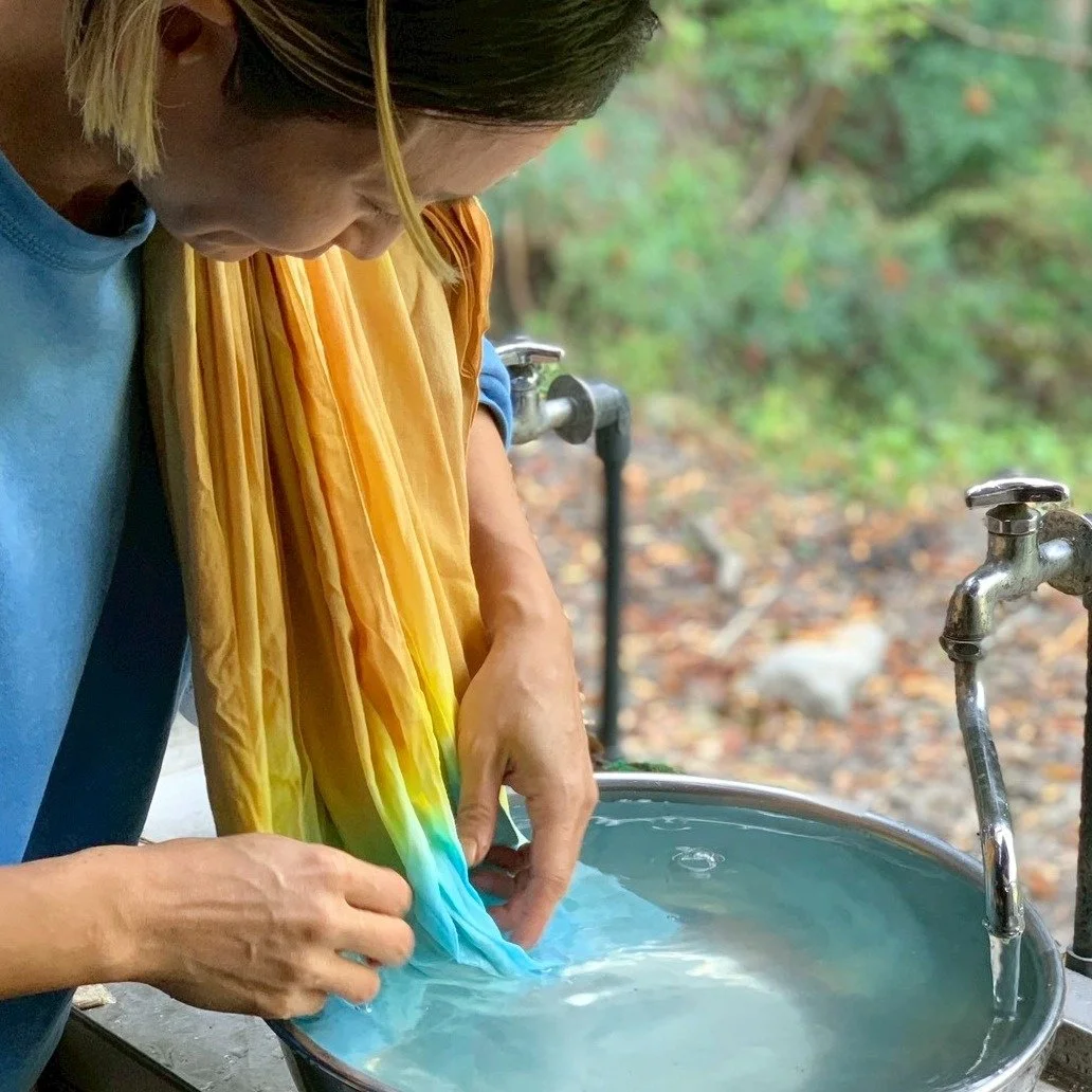 クラファンのリターンのひとつ【草木染めの手ぬぐい＆Tシャツ】をみんなで作りました！
(Tシャツは、あと2枚だけ最終調整中です。もう少しだけお待ちください😊）

今回も染め師 @some.taka.23 さん監修のもと、子どもも大人も夢中になって染め作業をしました。

第一弾の前回は枇杷の葉染めでしたが、今回はなんと&hellip;！４種類もの植物を使用し、手ぬぐいに関しては、１色のものもあれば、３色のものもあり、どんなデザインのものが届くのかはお楽しみです💝

今回使った植物は、
① 玉ねぎ