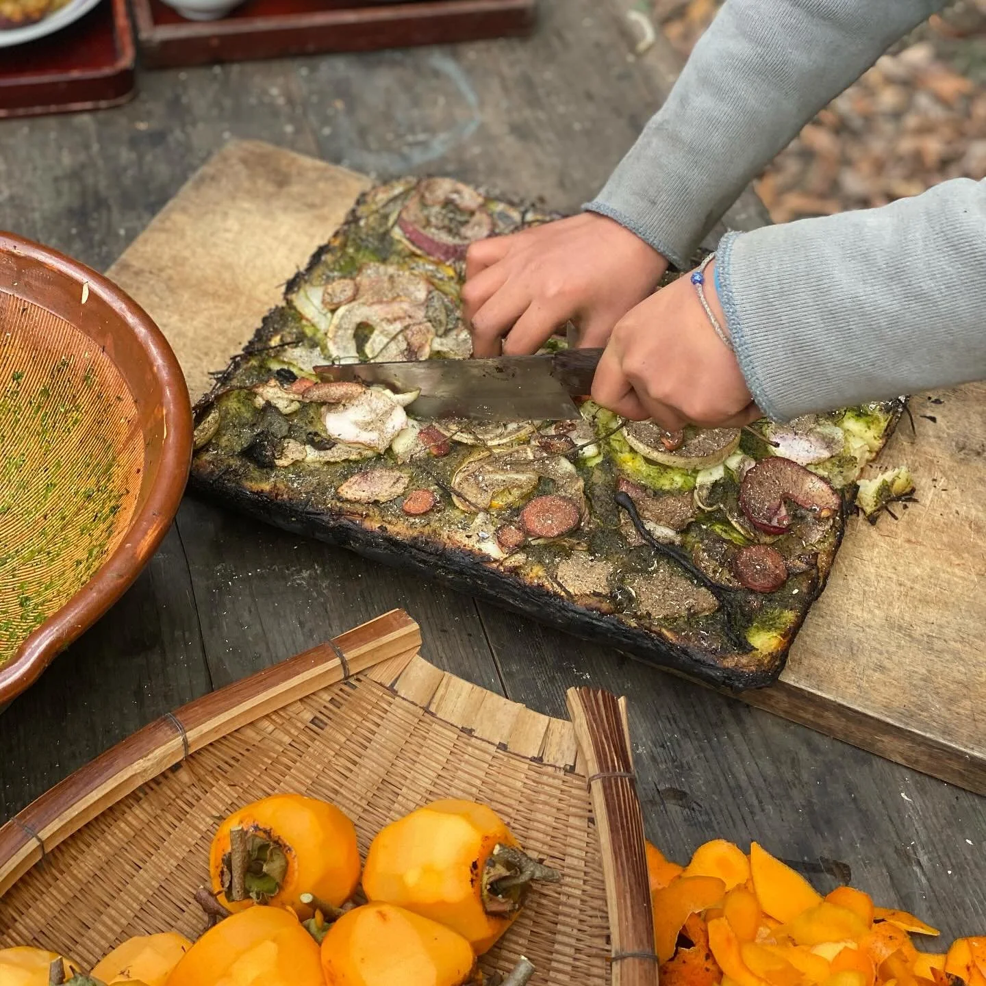 .
今日は子どもキッチンThursday
でもいつもと違うのは&hellip;
ご飯担当メンターが、いない&hellip;！？
「本当に本物の子どもキッチンじゃん！！」
という衝撃から始まった朝

今日のメニューは、
・カリカリ芋フライ
・かぼチャーハン
・焚き火ピザ
と炭水化物パラダイス

そして今回メンターからの挑戦状は、
『断面を観察する』
『地産地消』
に加え、『メンターなしでやりとげる』
が追加されたようです

🍠 カリカリ芋フライ
前日にあらかじめ蒸しておいた大量のさつまいも。当日