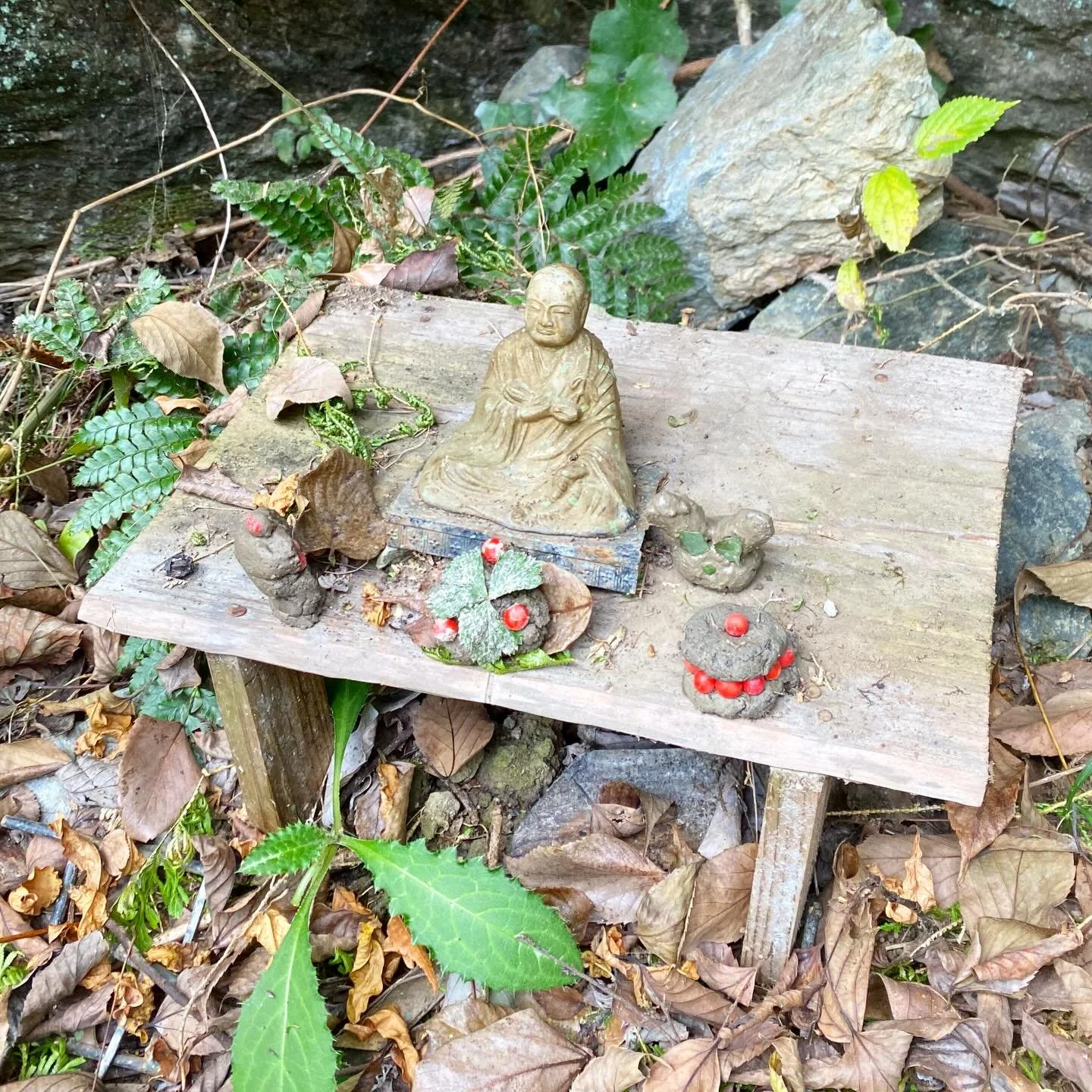 ◎フラワーケーキスタンド🎂🌼

フラワーケーキ屋さんのプロジェクトがスタート！
まずはカウンターテーブルやレジをつくってお店の準備。
木を切ったり、釘を打ったり、普段はなかなか手に取ることのない工具も器用に使って進めていきます。
「テーブルが上手く立たない。」
「普段のテーブルって何本足？」
「4本！！」
「でもこれ３本しかないね。」
とメンターとも相談しながら、見事小さなお店が完成。
ケーキは土と赤い実をつかって、はい！と渡されたケーキはまるでチョコブラウニーみたい🍫

ケーキの代金は南