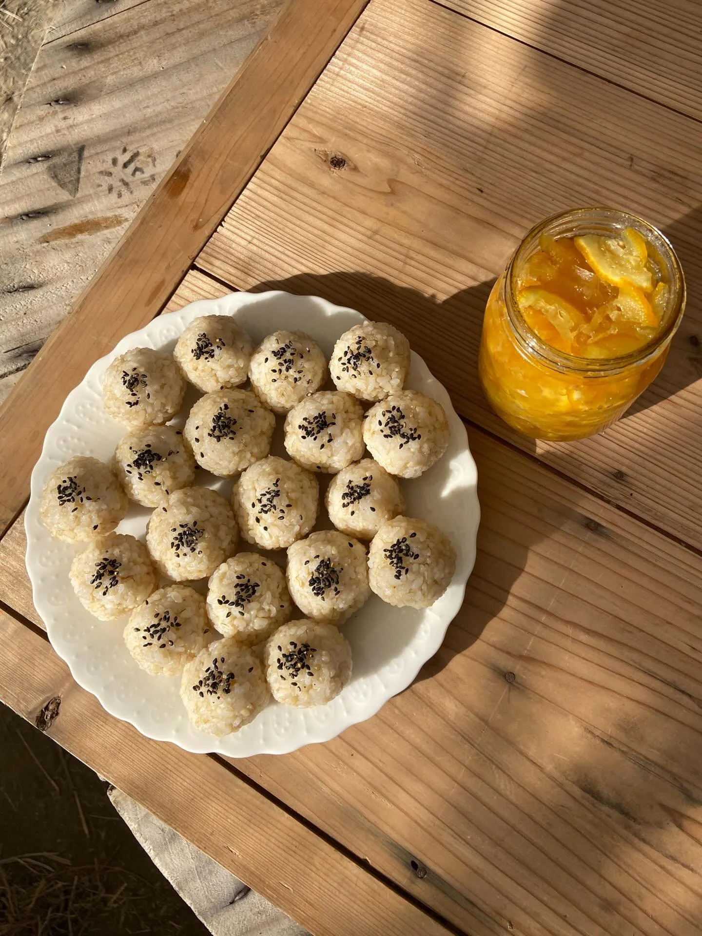 1月16日（金）

昨日の学校づくり（お掃除）の時間、子どもたちが「掘ったら出てきた」と持ってきてくれた菊芋。

薄くスライスして水につけ、砂糖・酢・醤油に漬けてハリハリ漬けに！
この食べ方だと菊芋の土くささも気にならず、子どもからも大好評🧡

お汁には具沢山の豚汁風スープ！すぐそこの道の駅で買った蒟蒻を入れました○

✴︎美味しそうな匂いするなぁ〜、かおるんとちずでこんな美味しそうな匂いのもの作ったん？すごいなぁ〜
✴︎めっちゃおいしい👍🏼

今日の子どもたちの反応で嬉しかったものたち♡