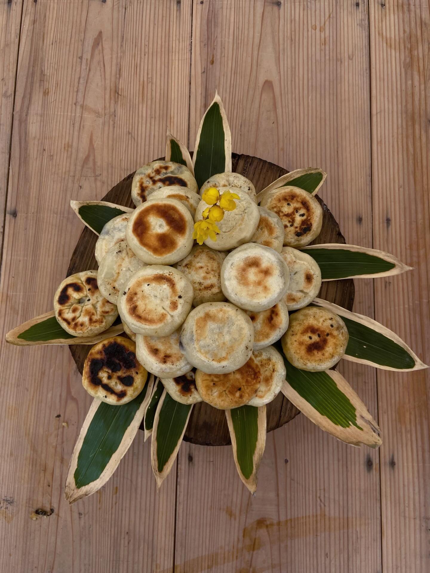 1月20日（火）
🪷お誕生祝い🪷
みっけでは2ヶ月ごとに、ちょっと特別なおやつ でみんなの誕生を祝います♡

*･゜ﾟ･*:.｡..｡.:*･˚✧₊

このオヤキ、何が入っているか分かりますか？😼

&hellip;そう、これ実は&hellip;

&hellip;ドングリで作った餡なんです🐿️

縄文時代にはよく食べれられていたというドングリ。

みっけの近くには、アクが強いドングリしかないのですが、、
1週間くらいアク抜きすれば食べられるらしい&hellip;？！
ってことで頑張るこ