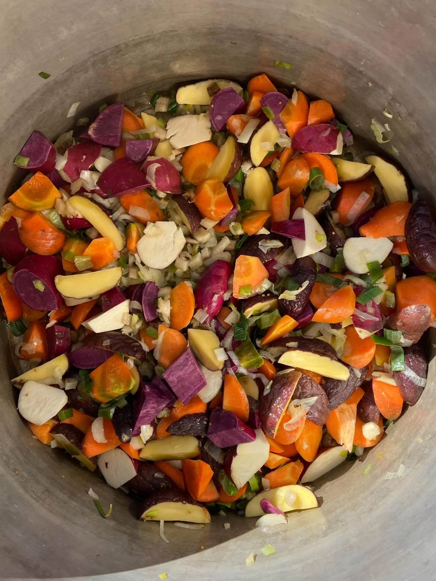 1月21日（水）
🍛カレーを作りました🍛

1枚目の写真は、美しいカレー鍋の中。

ガーデンの無臭にんにく、
そして、農家さんの無農薬野菜たち。

ねぎ、大根、じゃがいも、さつまいも、紫芋、かぶ、にんじん、白菜、

たっぷりのお野菜で旨味を出し、
スタッフ手作りの梅シロップ、
みんなで作った手前味噌、
この前作った塩麹、
隠し味に、昨日のどんぐり餡🐿️

色んな旨味が混ざり合い、最高のカレーができました❣️

鼻の良い子ども達が「今日カレー？！」と、今日は何人に聞かれたことか😼
みんなカ