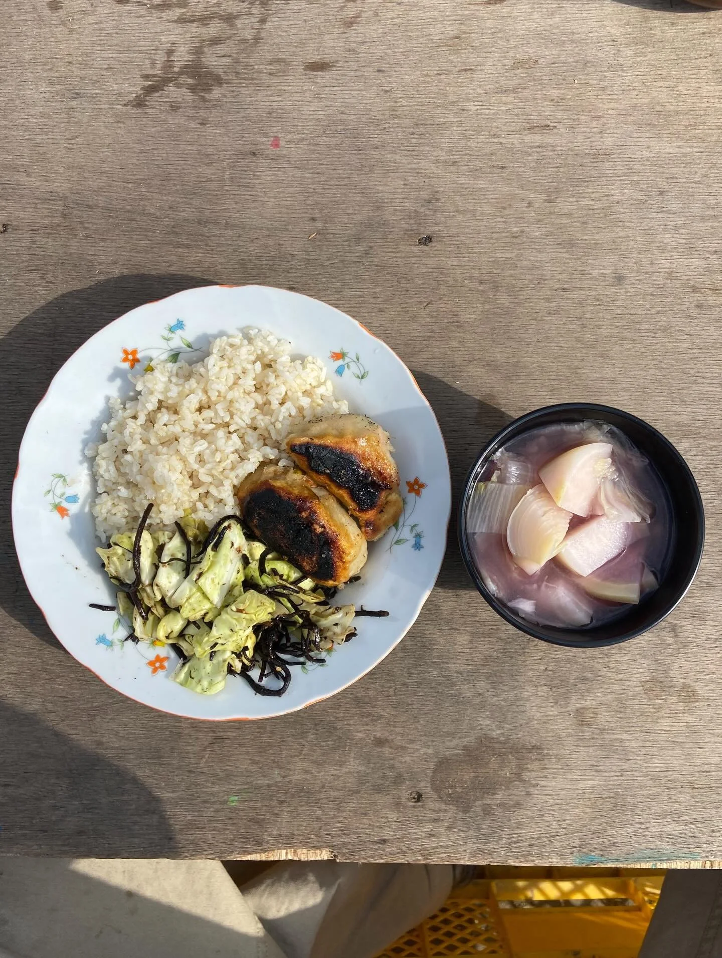 1月27日（火）
きょうは餃子🥟✨

&hellip;焦げちゃったけど😿

金時人参をたっぷり入れた、中身は赤い餃子です♡
皮からこねて、のばして、みんなで頑張って作りました🥟

キャベツとひじきは梅と和えて、

スープは白菜とカブをたっぷりつかい、おいしい出汁で暖まりました🧡

_____

今日の献立
✴︎金時人参の餃子
✴︎キャベツとひじきの梅サラダ
✴︎白菜とカブの塩麹スープ
✴︎羽釜ごはん

おやつ
✴︎梅おにぎり

______

ごはん担当　ちえ、ゆっこ、ちず