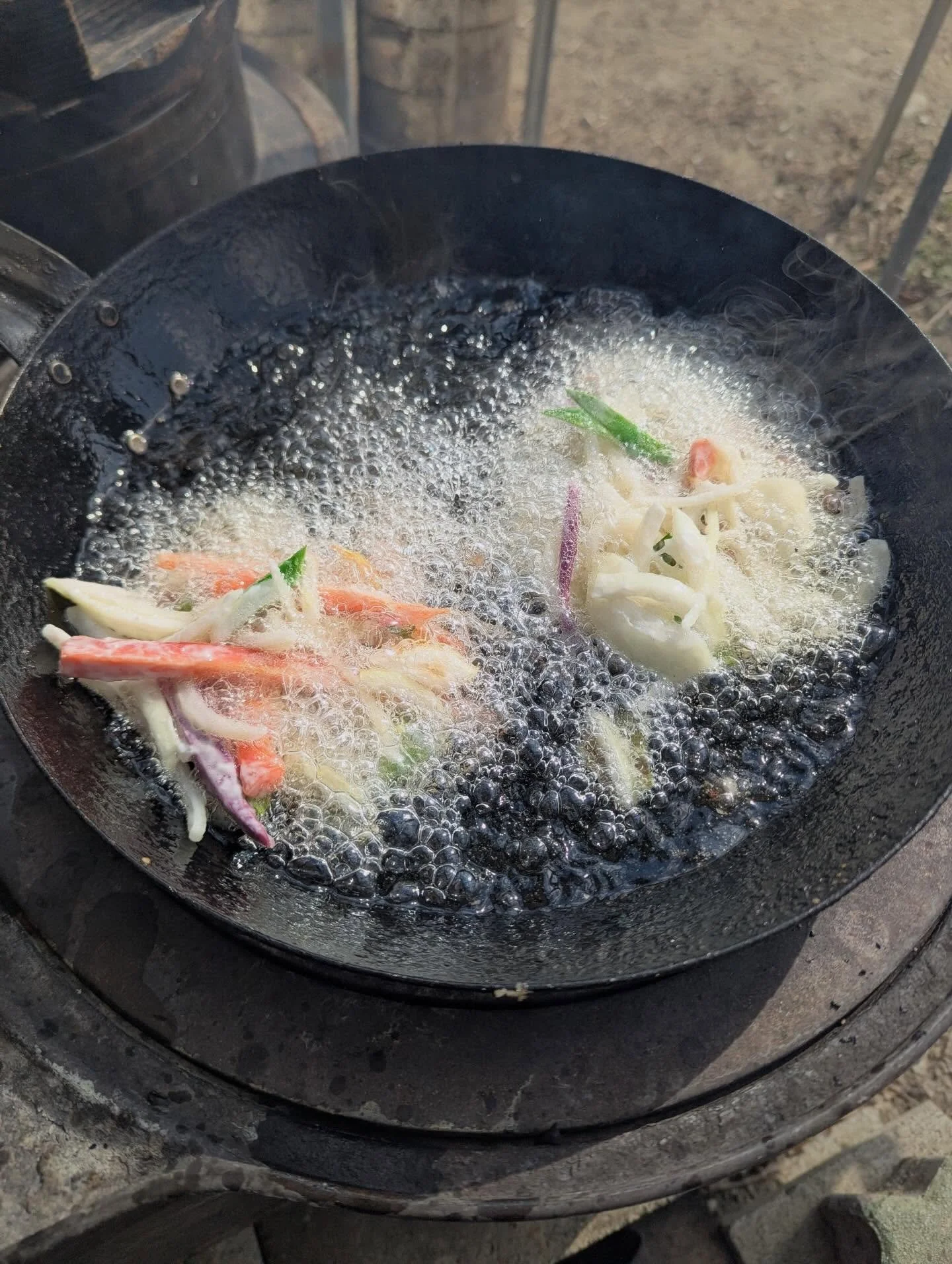 2026.1.29(木)
子どもキッチンの日🧑&zwj;🍳✨

玉ねぎの入っていたネットを頭にかぶりながら、
大量の玉葱を薄切りにすることからスタート😄🧅

みんなで力を合わせて、どんどんかき揚げの野菜が切られていきます。

一度に３つしか揚げられないサイズのフライパンで、
気がつけば１時間45分揚げ続け、
1人一個の予定が、1人２個のかき揚げがきれいに揚がりました👏✨

甘辛いタレをジュワっとかけて

米粉で揚げたかき揚げは、
サクサクでとっても美味しかったです🍚✨

おやつには、