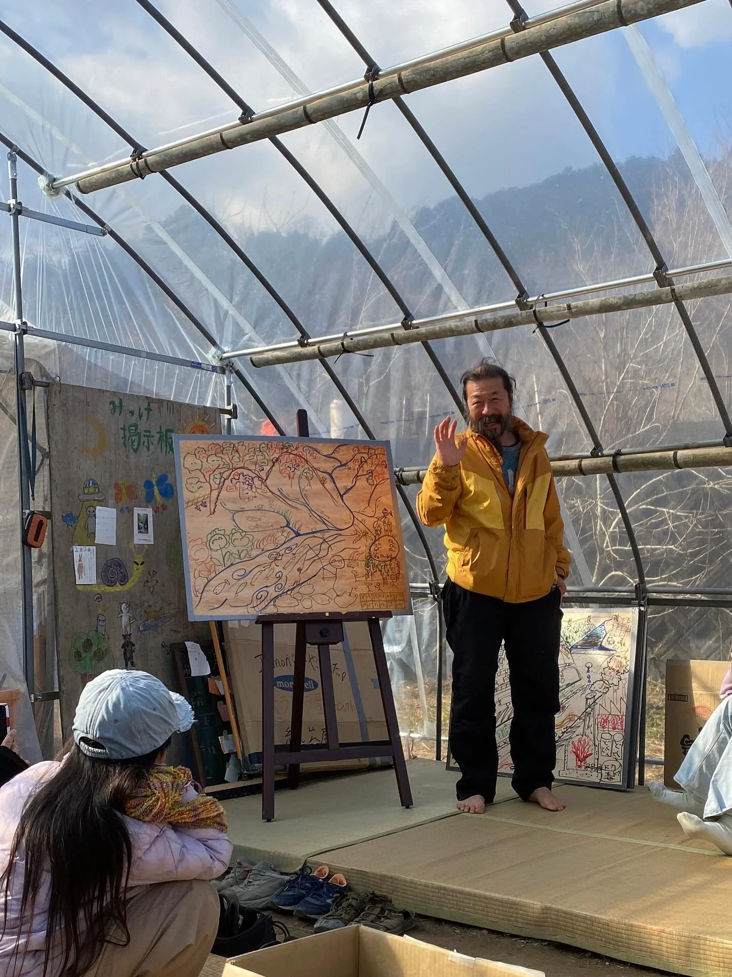 .
『縄文さんがやってきた！』
手製の斧で大きな杉さんの命をいただき、船を作って航海の旅をしている縄文さんが、新作の紙芝居と熱い心を持って今年もみっけにやってきてくれました。

縄文さんの生まれ育った山梨は美しい山や川に囲まれ、葡萄を食べちゃって怒られたり、水が黒く見えるほどドジョウやウナギに溢れ、豊かな植生があって遊ぶ場所がたっぷりあったこと。
でも今では近代化が一気に進み、一年で4万種類もの生き物が地球から絶滅していっている事実。

「今、みんなにできることは何なのか？」
それはきっと、自然