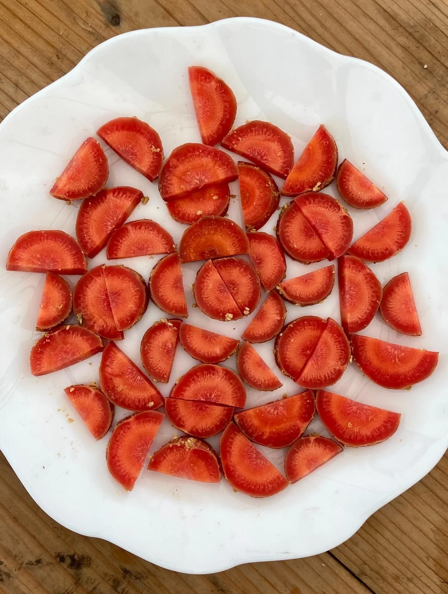 2月27日（金）

1枚目の写真はなんでしょうか〜〜〜(๑･̑◡･̑๑)

答えは、人参のぬか漬けアートです🧡🥕
子どもと一緒に、切ったぬか漬けを並べてみました✴︎
金時人参の赤がよく映えます˚✧₊

そして、メインはみんな大好き人参フライ！
人参にパン粉をまぶしてカリッと揚げる。

子ども達が揚げてくれたのですが、、揚げ物が上手すぎないか？！
これこそ「きつねいろ」🦊✨
ザクザクの衣の中には、あま〜い人参がつまっています◯

手前味噌、オリーブオイル、けんぽなし黒蜜、ビキーニョピクルス、