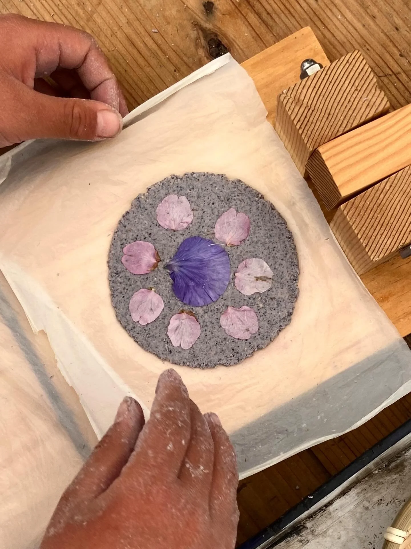 3月10日（火）
本日はカリフォルニアから素敵なゲストが✨
エディブルスクールヤードでお料理の先生をしているグリゼルダさんと、カルロスさんが来てくれました🌿🥘

グリゼルダさんの故郷メキシコでは、トウモロコシがとっても大切な食材🌽
（日本でいうお米のような存在なんだって）

トウモロコシを使った伝統的な料理が600種以上もあると聞いて驚きました！

今日は、日本では珍しい青色のトウモロコシ粉で、お花を添えて、みんなでトルティーヤを作りました🩵

しかも！今日はタイミング良く鹿肉を持ってき