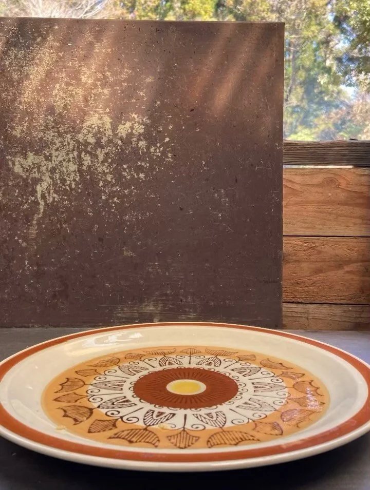 3月16日（月）
🥞10段パンケーキ🥞

去年の春から、ずっっと夢に見ていた10段パンケーキ✨

6年生が卒業する前の、最後のゆっくりおやつを作れる日。
今しかない！！という気持ちで、粉を奮発して10段のパンケーキを焼きました♡

「え、やっば！！！！」
「なんか色が違う！！！これは何味？！」
「これ全部食べれるん？！」

キッチンを覗いたみんなのキラキラした顔を見るだけで、フフン♪と鼻が高くなる私。

しかも&hellip;&hellip;一枚ずつ味が違うんです😼

✴︎みんなで採った八