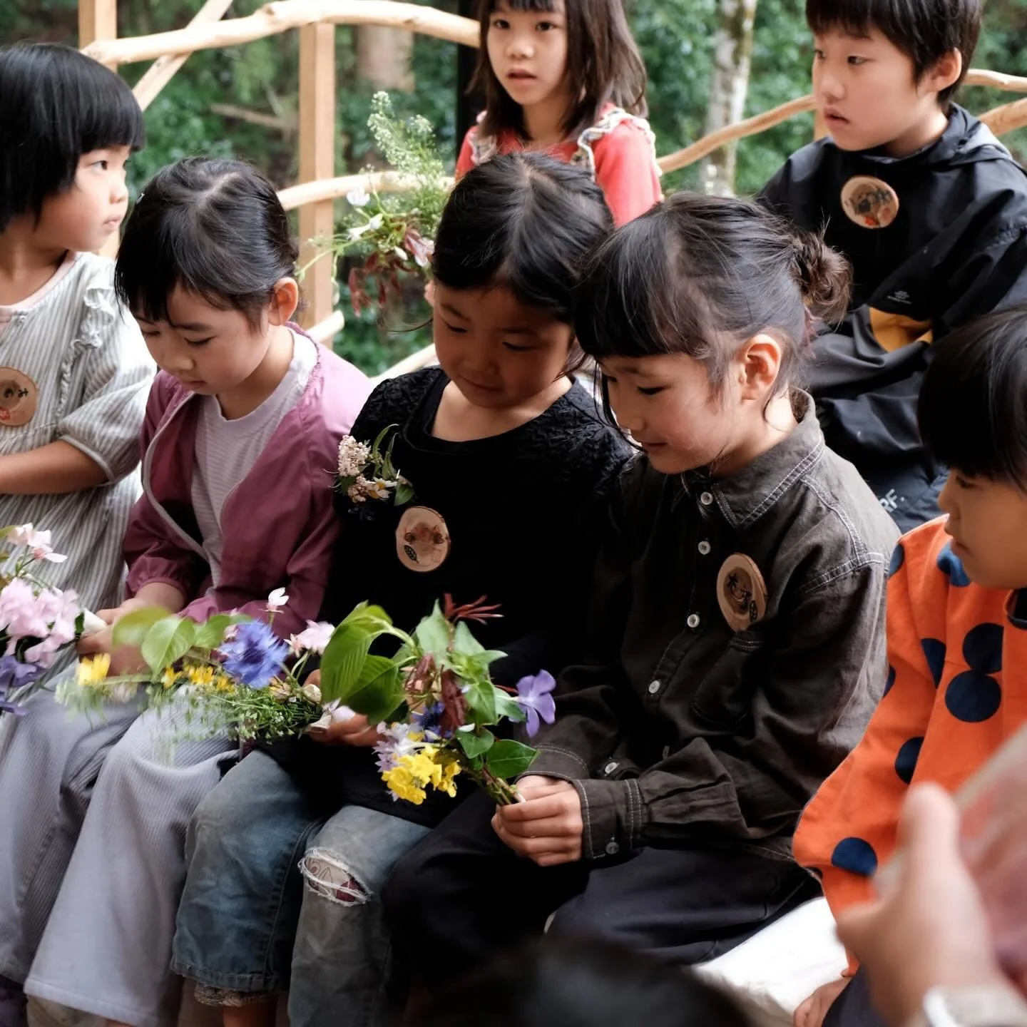 .
みっけ5年目、スタートしました🌳🌳

史上最多の10人の新メンバーたちがやってきた！
さらにカラフルに、賑やかになる予感。
こんなにも人がいる中で注目されて緊張しているはずなのに、堂々と自己紹介をする新入生たちの姿に感動させられました。

安定のバーシー(ラオスの幸運を祈る儀式)や、恒例化してきた手作り弓矢のパフォーマンスなどもありました。
そして若緑が映える川のフィールドに雨が降ったり、光が差し込んだり、どの瞬間も本当に美しい時間となりました😌

一年生もぐんと増えた今年度は、世界が