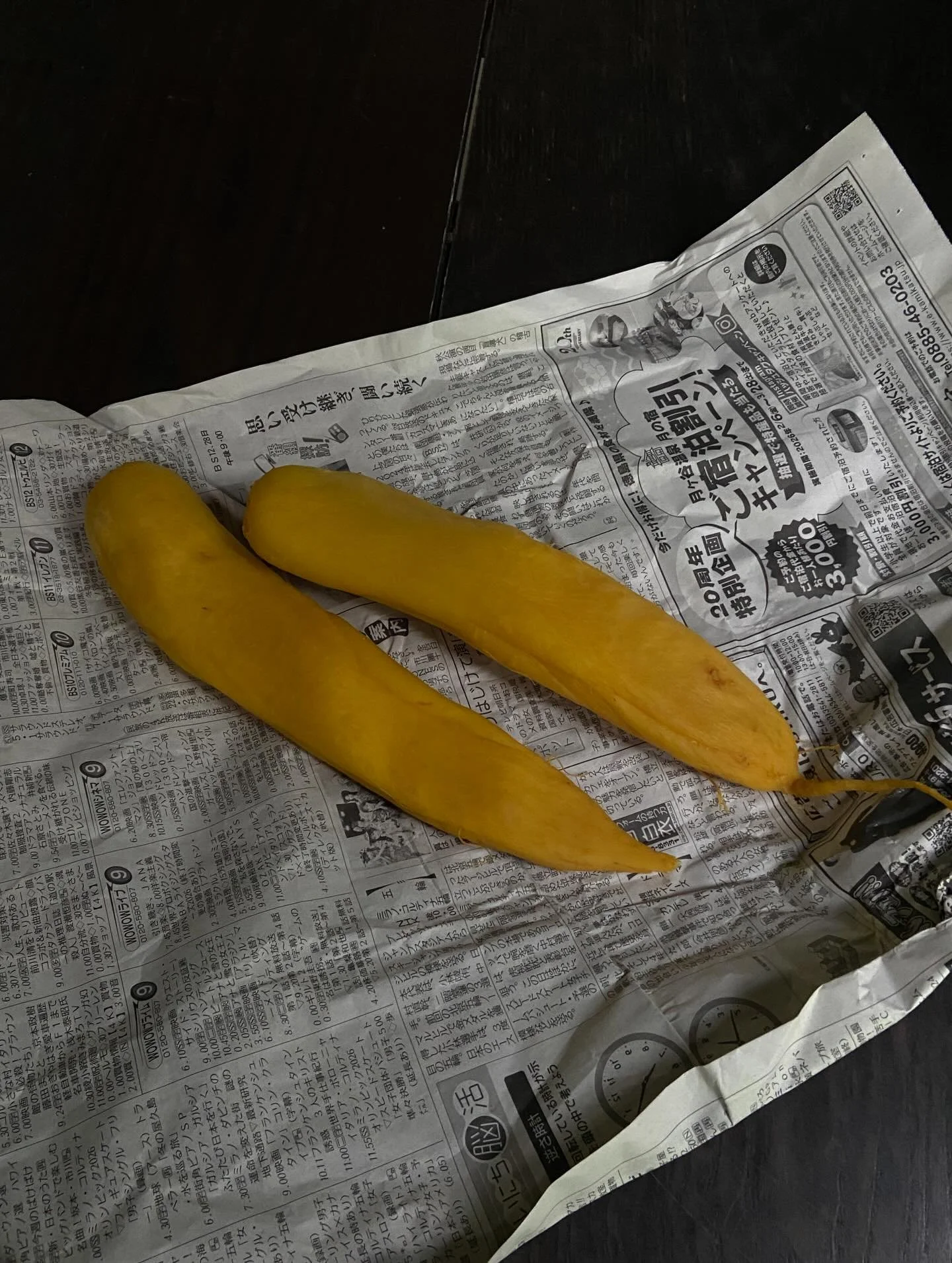 4月22日（水）

かわいいでしょ、
これは沢庵です🟨

ご近所の方から頂いた沢庵。
新聞紙にそのまま沢庵って初めてみました😳
よく乾燥しているから新聞紙に直でも問題なさそう。

ほんのり甘味と、しっかり塩味、そして発酵の酸味が効いている。
千切りの沢庵をごま油で炒めて、茹でたウルイと胡麻と和えたらそれだけで絶品のおかずになりました♡

✴︎

じゃがいもを蒸して、ガーデンで豊作のノビルを練り込んだニョッキづくり◎
今朝収穫したタラノメと無臭ニンニクをオリーブオイルでじっくり煮て、昨年収穫し