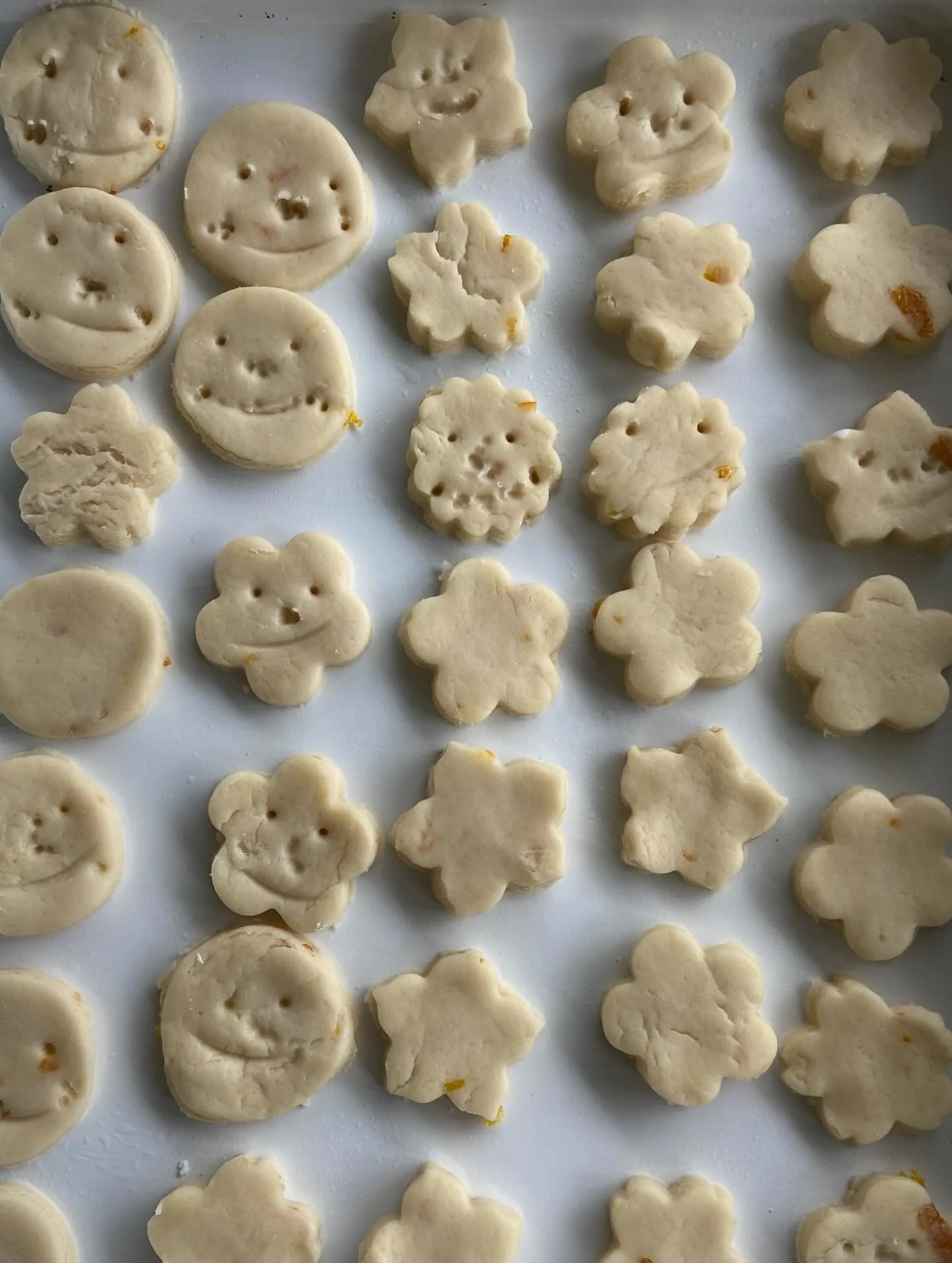 4月23日（木）

今日は雨なので公民館をお借りしての活動🏀

普段は薪火のみっけごはんですが、たまにガスを使うとその便利さに驚きます😳

つけたい時に火をつけて、消したい時に消して、またすぐつけられる。
ツマミ一つで弱火も強火も思いのまま🔥✨

薪火の料理も凄く楽しいのですが、たまのガスが本当に便利でありがたいなぁと思いました。
ガスオーブンもあったので、おやつにはクッキーを♡
気軽にクッキーが作れるのっていいなぁ☁️

✴︎

お昼には、大人気の車麩唐揚げ❣️
「これ食べられないのかわ