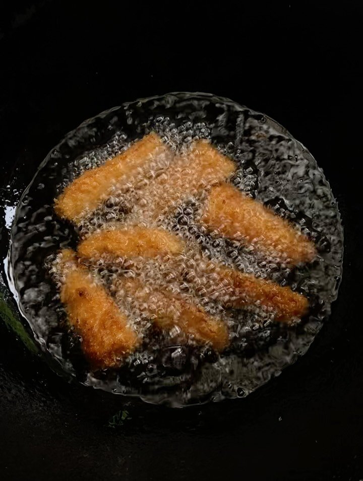 4月30日（木）

\\ にんじんは苦手だけど、にんじんフライは大好き〜！//

みっけで大人気のにんじんフライ🥕

ザクザクガリガリの衣に、中にはほくっと柔らかくて甘いにんじん🧡

「にんじんフライおかわり欲しい人〜！！！ならんで〜！！」
おかわりの長蛇の列が出来ていて、
その列を整理する子もいて、
人数を数える子がいて、、

おかわりに真剣なみんなが愛おしかったです♡

そういえば今日はスープも大人気でした🫘
玉ねぎをじっくり炒めて、レンズ豆と一緒に煮たスープ。
味付けはお塩だけ&he