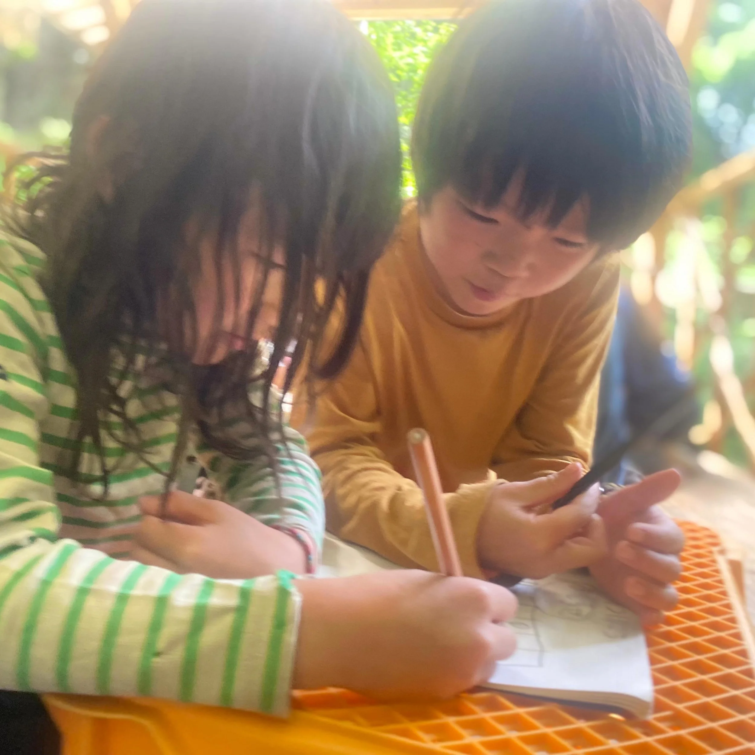 .
📝 『文字を知らない子たちが教えてくれたこと』
.
.
"学び"と聞いて多くの人が思い浮かべるのは、きっと学校で机に座って教科書を開いているシーンではないでしょうか。

今年度みっけにはたくさんの新一年生が入ってきました。彼らにとっての「学校」は、公立の学校ではなく、ここみっけです。
今までは公立に通った経験のある子たちばかりだったので、当たり前に文字をつかって情報共有をしていました。でも今目の前にいるのは自分の名前すらどうやって書くのか分からない子どもたち。

そこで